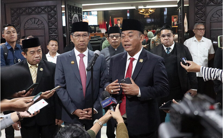DPRD Provinsi DKI Jakarta bersama Pemerintah Provinsi (Pemprov) sepakat melaksanakan penyusunan Rancangan Peraturan Daerah (Raperda) tentang Rencana Tata Ruang Wilayah (RTRW) Provinsi DKI Jakarta Tahun 2022-2042. Kesepakatan itu ditandai dengan penandatanganan memorandum of understanding (MoU) antara Penjabat (Pj) Gubernur DKI Jakarta Heru Budi Hartono dengan pimpinan DPRD DKI Jakarta dalam rapat paripurna yang digelar di DPRD DKI Jakarta, Rabu (12/7). Ketua DPRD DKI Jakarta Prasetio Edi Marsudi menjelaskan, kesepakatan perlu dilakukan sebagai dasar pembahasan Raperda yang nantinya akan mengatur tata ruang Jakarta hingga tahun 20 tahun mendatang. “Dengan penandatangan MoU Raperda ini kita langsung melakukan dan melaksanakan apa yang diperlukan Jakarta untuk 20 tahun mendatang,” ujarnya. Pras sapaan karibnya mengakui hingga kini tata ruang Jakarta masih belum baik. Sementara pemerataan pembangunan hingga pengaturan letak daerah resapan juga ruang terbuka hijau (RTH) harus benar-benar di lokasi yang representatif. “Jakarta ini masalahnya banjir dan macet. Kalau ada kawasan padat di sini, sementara di sana ada banjir, kan tidak fair juga. Nah, di sini lah kerjasama Pak Gubernur dan DPRD, supaya sinkron pembangunan Jakarta 20 tahun kedepan dan lebih baik,” ungkapnya. Sementara itu, Ketua Badan Pembentukan Peraturan Daerah (Bapemperda) DPRD Provinsi DKI Jakarta Pantas Nainggolan mengatakan dibahasnya Raperda Rencana Tata Ruang Wilayah tersebut dapat menjadi induk dari Peraturan Gubernur (Pergub) Nomor 31 Tahun 2022 tentang Rencana Detail Tata Ruang dan Peraturan Zonasi (RDTR-PZ). Ia berharap hadirnya perda tersebut dapat membawa dampak yang positif dalam penataan ruang di DKI Jakarta. “Jadi ya karena RDTR-nya ini sudah lebih dulu lahir dari pada RTRW maka harapan kita kedepan RTRW baru yang ditetapkan menjadi peraturan daerah bisa menjadi acuan kembali RDTR, tetapi harapan kita jangan sampai merugikan warga DKI Jakarta yang sudah sesuai RDTR yang sudah ditetapkan dalam Peraturan Gubernur,” pungkasnya.