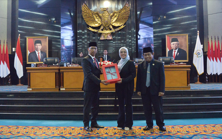 Dewan Perwakilan Rakyat Daerah (DPRD) Provinsi DKI Jakarta memastikan akan membahas lebih lanjut isi pidato Penjabat (Pj) Gubernur DKI Jakarta Heru Budi Hartono tentang Pertanggungjawaban Pelaksanaan APBD (P2APBD) tahun anggaran 2022. Wakil Ketua DPRD DKI Jakarta Zita Anjani mengatakan, pembahasan akan dimulai dari pandangan Fraksi-Fraksi dan pembahasan di masing-masing bidang Komisi mulai pekan depan. Hasil pembahasan akan dibawa dalam rapat Badan Anggaran (Banggar) DPRD DKI Jakarta, untuk kemudian dikeluarkan rekomendasi untuk Pemprov DKI Jakarta. “Untuk selanjutnya (laporan pertanggungjawaban P2APBD) dibahas oleh Dewan. Sesuai dengan jadwal yang telah ditetapkan oleh Badan Musyawarah (Bamus) DPRD, maka fraksi-fraksi di DPRD Provinsi DKI Jakarta akan menyampaikan pemandangan umumnya terhadap Raperda dimaksud pada hari Senin (24/7) 2023,” ujar Zita di gedung DPRD DKI Jakarta, Kamis (20/7). Dalam rapat paripurna DPRD DKI Jakarta, dalam pidatonya Heru menjelaskan, realisasi pelaksanaan APBD Tahun Anggaran 2022. Di mana Pendapatan daerah tahun 2022 yang sejatinya ditargetkan mencapai Rp77, 79 triliun, hanya terealisasi sebesar Rp67, 29 triliun atau hanya tercapai sebesar 86,50%. Besaran pendapatan daerah tahun 2022 itu bersumber dari tiga komponen utama. Pertama; Pendapatan Asli Daerah (PAD) terealisasi sebesar Rp45,60 triliun atau 81,94% dari target Rp55,66 triliun. Kedua; pendapatan transfer terealisasi Rp18,86 triliun atau 109,49% dari target Rp17,22 triliun. Ketiga; bersumber dari lain-lain pendapatan daerah yang sah terealisasi sebesar Rp2,82 triliun atau 57,49% dari target Rp4,90 triliun. Di sisi lain, belanja daerah tahun anggaran Tahun 2022 dianggarkan sebesar Rp76,48 triliun dan terealisasi sebesar Rp64,38 triliun atau 84,78%. Belanja daerah itu diantaranya digunakan untuk pelaksanaan program prioritas antara lain di bidang pendidikan, kesehatan dan penanganan banjir. “Eksekutif berharap, Dewan dapat membahas dan menyetujui Rancangan Peraturan Daerah dimaksud menjadi Peraturan Daerah,” ungkapnya. Heru dalam pidatonya juga mengungkapkan Sisa Lebih Perhitungan Anggaran (SiLPA) Tahun 2022 adalah sebesar Rp8,60 triliun.