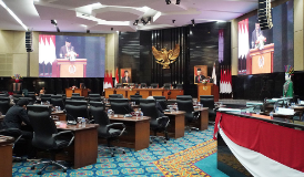 Sembilan fraksi di Dewan Perwakilan Rakyat Daerah (DPRD) Provinsi DKI Jakarta menyampaikan pandangannya atas usulan penyusunan Rancangan Peraturan Daerah (Raperda) tentang Pertanggungjawaban Pelaksanaan APBD (P2APBD) Tahun Anggaran 2022 dalam rapat paripurna, Senin (24/7). Fraksi PDI Perjuangan (PDIP) DPRD DKI Jakarta pada pandangannya meminta Pemprov DKI lebih optimal untuk menggenjot Pendapatan Asli Daerah (PAD). Pasalnya pada tahun 2022 lalu PAD yang semula ditargetkan sebesar Rp77,79 triliun, hanya terealisasi sebesar Rp67,29 triliun atau 86,50% saja. Angka tersebut dinilai terlalu kecil, mengingat Pandemi Covid-19 sudah lewat. “Angka ini tentu tidak terlalu menggembirakan, mengingat pada tahun 2022 Jakarta dan Indonesia sudah mulai memasuki masa pemulihan dampak Pandemi Covid-19. Kami meminta penjelasan kenapa realisasi penerimaan ini meleset jauh dari target,” ujar Anggota Fraksi PDI Perjuangan DPRD DKI Jakarta, Stephanie Octavia. Fraksi Partai Gerindra DPRD DKI Jakarta dalam pandangannya meminta Pemprov DKI memaksimalkan Pendapatan Badan Layanan Umum Daerah (BLUD). Pasalnya pendapatan tahun 2022 menurun Rp2,05 triliun atau 38,76% dibanding tahun 2021 yang mampu mencapai Rp5,30 triliun. “Sudah semestinya pendapatan BLUD sebagai jenis pemasukan yang dikelola sendiri dan tidak disetorkan ke Kas Daerah ini dioptimalkan memasuki masa kehidupan normal agar tidak membebani APBD kedepannya,” ujar Anggota Fraksi Gerindra DPRD DKI Jakarta, Bastian Simanjuntak. Kemudian Fraksi PKS DPRD DKI Jakarta dalam pandangannya meminta Pemprov DKI untuk memfilter kembali masyarakat penerima Kartu Jakarta Pintar (KJP) agar tepat sasaran. Sebab, berkurangnya penerima KJP cukup meresahkan masyarakat dan memberatkan bagi keluarga yang memang membutuhkan namun anaknya tidak lagi masuk sebagai penerima manfaat. “Banyak warga masyarakat yang mempertanyakan dihapusnya nama anak atau keluarganya sebagai penerima KJP padahal secara ekonomi mereka termasuk tidak mampu dan membutuhkan bantuan KJP maupun Kartu Mahasiswa Jakarta Unggul (KJMU),” ujar Anggota Fraksi PKS DPRD DKI Jakarta, Taufik Zoelkifli. Selanjutnya Fraksi Partai Demokrat DPRD DKI Jakarta meminta Pemprov DKI lebih matang dalam mempersiapkan pengelolaan sampah usai dilakukannya pembatalan pembangunan Intermediate Treatment Facility (ITF). Terlebih menurut Kementerian Lingkungan Hidup dan Kehutanan timbulan sampah di DKI Jakarta bisa mencapai 3,11 juta ton per tahun dengan jumlah timbulan sampah per hari mencapal 8.527 ton. “Dari jutaan ton timbulan sampah pada 2022 ini, jumlah sampah yang ditangani hanya mencapai 2,29 juta ton per tahun yang artinya terdapat 819 ribu ton sampah yang tidak ditangani,” ujar Anggota Fraksi Demokrat DPRD DKI Jakarta, Ali Muhammad Johan. Selanjutnya Fraksi Partai PAN meminta Pemprov DKI mengevaluasi terkait belum tersalurnya Bantuan Kartu Jakarta Pintar (KJP) dan Kartu Jakarta Mahasiswa Unggul (KJMU) senilai Rp197,55 miliar. “Persoalan tersebut bukanlah kali ini saja kami dapatkan, untuk itu kami meminta adanya evaluasi secara menyeluruh terhadap persoalan tersebut, dimana salah satu persoalan yang kami dapatkan adalah persoalan system eror dari Bank DKI,” ujar Anggota Fraksi PAN DPRD DKI Jakarta, Farazandi Fidinansyah. Fraksi Partai PSI DPRD DKI Jakarta meminta Pemprov mengevaluasi perencanaan Belanja Tidak Terduga (BTT) tahun 2022 yang direncanakan untuk penanganan pandemi Covid-19. Padahal tahun lalu kondisi warga tang terpapar virus Covid sudah cenderung menurun, sehingga hanya terserap 0,45% dari yang dianggarkan sebesar Rp6,71 triliun. “Kami menilai pengalokasian anggaran BTT yang terlampau tinggi, apalagi secara historis realisasinya rendah, menunjukkan kurangnya cermatya Pemprov DKI dalam perencanaan anggaran,” ujar Anggota Fraksi PSI DPRD DKI Jakarta, Eneng Malianasari. Kemudian, Fraksi Parta NasDem DPRD DKI Jakarta meminta Pemprov DKI untuk melakukan penatausahaan aset tetap, pengamanan aset tetap yang tidak memiliki dokumen kepemilikan dan sertifikat, penertiban pemanfaatan aset tetap dengan total saldo aset senilai Rp604 triliun lebih di setiap Organisasi Perangkat Daerah. “Seharusnya Pemprov DKI Jakarta sudah harus menyusun Road Map (Peta Jalan) pengelolaan aset secara sistematis dan secara transparan, sehingga Pemprov DKI tidak lagi kecolongan dalam mengelola aset milik Pemprov itu sendiri,” ujar Anggota NasDem DPRD DKI Jakarta, Jupiter. Fraksi Partai Golkar DPRD DKI Jakarta meminta Pemprov DKI memperbaiki pelaksanaaan Pendaftaran Tanah Sistematis Lengkap (PTSL). Sebab banyak aduan dari masyarakat yang mengeluhkan timbulnya sertifikat yang tidak sah dan sertifikat bukan atas nama pemilik. “Kami meminta proses permohonan sertifikasi tanah warga Jakarta dilaksanakan secara terbuka agar tidak ada lagi segelintir oknum yang mengaku atau menguasai lahan secara sepihak. Harus jelas PTSL mana yang bisa diproses dan mana yang tidak bisa diproses, dan yang bisa ditakedown. Oleh karena itu, Fraksi Partai Golkar ingin memastikan tim PTSL untuk memeriksa keabsahan berkas dari pemohon,” ujar Anggota Fraksi Golkar DPRD DKI Jakarta, Beceng Khotibi Achyar. Terakhir, Fraksi Partai PKB-PPP DPRD DKI Jakarta meminta Pemprov DKI segera menyelesaikan sejumlah kendala yang menghambat program normalisasi sungai Ciliwung dan sungai sungai lainnya, sebab hal ini diperlukan untuk mengatasi permasalahan banjir di Ibukota. “Kami ingatkan pentingnya masalah ini, karena masalah ketersediaan lahan inilah yang selama lima tahun terakhir menjadi kendala utama pelaksanaan normalisasi sungai Jakarta. Padahal normalisasi sungai ini sangat penting dalam upaya mengatasi banjir di Jakarta,” ucap Sekretaris Fraksi Partai PKB-PPP DPRD DKI Jakarta, Yusuf. Di kesempatan yang sama Penjabat (Pj) Gubernur DKI Jakarta Heru Budi Hartono dalam jawabannya atas pandangan Fraksi Partai Demokrat, Fraksi Partai Golkar, Fraksi PDI Perjuangan, Fraksi PKS, Fraksi PAN, Fraksi PSI, dan Fraksi Partai Gerindra tentang realisasi pendapatan tahun anggaran 2022 yang tidak mencapai target, atau hanya sebesar 86,50%. Ia mengatakan, meskipun tidak tercapai namun angka tersebut naik 12,47% atau Rp5,7 triliun dari tahun sebelumnya dan terus berusaha untuk menggenjot PAD di tahun selanjutnya. “Eksekutif berusaha untuk melaksanakan optimalisasi penerimaan pajak daerah seperti pemberian stimulus berupa insentif fiskal penghapusan sanksi administrasi paiak daerah, optimalisasi pelaporan data secara elektronik sebagai bentuk upaya pengawasan terhadap transaksi wajib pajak parkir, ekstensifikasi pajak daerah melalui kegiatan pendataan objek hiburan serta monitoring pembayaran pajak hotel,” terangnya. Heru pun berharap Raperda P2APBD tahun anggaran 2022 dapat segera disahkan, sehingga bisa dilanjutkan dengan pembahasan APBD Perubahan tahun anggaran 2023. “Kami berkomitmen untuk menyelesaikan semua tahapan dan fase perubahan APBD Tahun Anggaran 2023 sesuai ketentuan peraturan perundang-undangan bersama mitra keria DPRD Provinsi DKI Jakarta,” tandasnya.