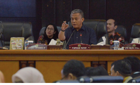 Ketua Badan Anggaran (Banggar) DPRD Provinsi DKI Jakarta Prasetio Edi Marsudi menilai, secara garis besar Pemerintah Provinsi (Pemprov) masih harus menggenjot kinerja, mengingat banyaknya catatan yang diberikan komisi dari hasil evaluasi Pertanggungjawaban Pelaksanaan APBD (P2APBD) tahun anggaran 2022. Dalam rapat Banggar, masing-masing pimpinan komisi menyampaikan catatannya terhadap P2APBD. Pras sapaan karib Ketua DPRD menyebut, masalah prioritas yang ditekankan hampir semua komisi, yakni soal lemahnya penyerapan APBD dan lemahnya realisasi target pendapatan daerah. “Saran dan masukan untuk pihak eksekutif yang disampaikan seuruh komisi harus jadi perhatian dan saya harap dilaksanakan segera. Sehingga kedepannya kinerja, penyerapan anggaran, dan pendapatan daerah bisa lebih optimal,” ujarnya saat memimpin rapat Banggar bersama TAPD di gedung DPRD DKI Jakarta, Kamis (3/8). Dalam rapat tersebut, Komisi A mengimbau agar Pemerintah Provinsi (Pemprov) DKI Jakarta segera menuntaskan serah terima aset, sehingga dapat dimanfaatkan sebagai fasilitas sosial dan fasilitas umum (fasos-fasum) secara optimal. “Segera menindaklanjuti penyerahan fasos fasum di Duri Kosambi yang sudah BAST (berita acara serah terima) sejak tahun 2019, namun tidak dapat dimanfaatkan sebagai taman atau ruang terbuka hijau karena Badan Pengelola Aset Daerah (BPAD) belum menyerahkan kepada Dinas Pertamanan dan Hutan Kota,” ujar Mujiyono, Ketua Komisi A DPRD DKI Jakarta. Komisi B dalam salah satu catatannya mengimbau agar Pemprov DKI Jakarta memperbaiki mekanisme penyusunan perencanaan anggaran sehingga penyerapan lebih optimal. “Yaitu dengan melakukan review ulang secara jelas terhadap target, output, dan outcome program dan kegiatan yang akan dilakukan pada tahun berikutnya,” kata Ismail, Ketua Komisi B DPRD DKI Jakarta. Selanjutnya, Komisi C bidang keuangan dalam catatannya mendorong Badan Usaha Milik Daerah (BUMD) dapat menuntaskan kewajibannya dalam penyetoran deviden setiap tahun sesuai perencanaan, terlebih pada badan usaha plat merah yang menerima Penyertaan Modal Daerah (PMD). “Setiap pemberian PMD kepada Perusahaan Daerah, hendaknya terlebih dahulu mempertimbangkan pemenuhan kontribusi kewajiban menyetor APBD (Deviden) dari masing-masing calon penerima PMD sesuai dengan ketentuan peraturan perundang-undangan,” ucap Rasyidi, Wakil Ketua Komisi C DPRD DKI Jakarta. Komisi D bidang pembangunan mengimbau agar Pemprov DKI membuat perencanaan yang matang untuk menangani buruknya kualitas udara serta pencemaran udara di Ibukota. “Agar dapat ditangani secara terstruktur dan terintegrasi lintas Perangkat Daerah. Untuk itu, Komisi D akan meminta pemaparan segera khusus terkait strategi penanganan dan pemulihan atas pencemaran udara yang terjadi di Jakarta,” tutur Ida Mahmudah, Ketua Komisi D DPRD DKI Jakarta. Terakhir, Komisi E bidang kesejahteraan rakyat mendorong Dinas Pendidikan DKI membuat perencanaan dan kajian yang matang untuk pembangunan sekolah di dua wilayah. “Mendorong realisasi pengadaan sekolah SMU Negeri di Kecamatan Menteng dan SMA di Mangga Dua Selatan karena belum tersedia,” kata Anggara Wicitra Sastroamidjojo, Wakil Ketua Komisi E DPRD DKI Jakarta. Di lokasi yang sama, Ketua TAPD Provinsi DKI Jakarta Joko Agus Setyono mengaku siap mengevaluasi secara menyeluruh dan menindaklanjuti catatan Komisi terhadap P2APBD DKI 2022. “Usulan-usulan terkait apa yang disampaikan itu kita terima, kita tampung, dan kemudian akan kami kaji,” tandasnya