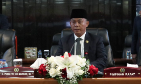 Forum rapat paripurna DPRD Provinsi DKI Jakarta menyetujui pertanggungjawaban pelaksanaan APBD (P2APBD) tahun anggaran 2022 dijadikan Peraturan Daerah (Perda). Persetujuan diberikan, setelah Ketua DPRD DKI Jakarta Prasetio Edi Marsudi menanyakan secara langsung kepada jajaran anggota yang hadir dalam rapat paripurna penyampaian laporan hasil pembahasan Badan Anggaran terhadap Raperda tentang P2APBD tahun anggaran 2022. “Apakah Raperda tentang P2APBD tahun anggaran 2022 dapat disetujui untuk menjadi Perda?,” kata Prasetio, di gedung DPRD DKI Jakarta, Jumat (4/8). “Setuju,” jawab anggota forum paripurna yang hadir. Meski demikian, Pras sapaan karib Ketua DPRD DKI Jakarta meminta Pemprov DKI Jakarta menindaklanjuti rekomendasi DPRD DKI Jakarta yang dihasilkan dari Pembahasan Badan Anggaran terhadap Raperda tentang Pertanggungjawaban Pelaksanaan APBD (P2APBD) Tahun Anggaran 2022. “Selanjutnya (laporan hasil pembahasan anggaran) akan diserahkan kepada Penjabat (Pj) Gubernur untuk ditindaklanjuti sesuai dengan peraturan perundang-undangan yang berlaku. Kiranya saudara Penjabat Gubernur memperhatikan saran dan harapan yang disampaikan oleh DPRD,” ujarnya. Rekomendasi DPRD Provinsi DKI Jakarta dibacakan oleh Anggota Banggar DPRD DKI Jakarta Thopaz Nuhgraha Syamsul. Ia memaparkan sejumlah rekomendasi dari masing-masing komisi di DPRD DKI Jakarta. Komisi A bidang pemerintahan dalam rekomendasinya meminta Pemprov DKI Jakarta mengevaluasi honor kader Dasawisma dan Juru Pemantau Jentik (Jumantik) yang merupakan garda terdepan dalam melakukan sosialisasi kepada masyarakat. “Karena para kader Dasawisma dan Jumantik sangat penting membantu Kelurahan secara door to door baik untuk penyuluhan dan pencegahan penyakit endemic, stunting maupun mensosialisasikan berbagai program Pemerintah Provinsi DKI Jakarta kepada masyarakat,” ungkap Thopaz. Komisi B bidang perekonomian dalam rekomendasinya meminta Pemprov mengevaluasi aset-aset Pemprov DKI Jakarta yang selama ini digunakan untuk lahan parkir. “Pengelolaan parkir di lahan-lahan tersebut agar dipastikan dilakukan secara transparan, profesional, dan akuntabel sehingga diharapkan dapat meningkatkan pendapatan daerah,” sambungnya. Kemudian Komisi C bidang keuangan dalam rekomendasinya meminta Pemprov melakukan upaya untuk menggenjot lima jenis pajak daerah yang pencapaian targetnya masih dibawah 80% yakni yaitu Bea Perolehan Hak atas Tanah dan Bangunan (BPHTB) 77,46%, Pajak Hiburan 53,28%, Pajak Penerangan Jalan (PPJ) 63,23%, Pajak Air Tanah (PAT) 64,59%, dan Pajak Parkir sebesar 30,73%. “Mensosialisasikan Kewajiban dan Hak serta mekanisme atau tata cara pembayaran pajak daerah, dan melakukan kegiatan pemutakhiran data administrasi pajak daerah yang berbasis Nomor Induk Kependudukan (NIK),” terang Thopaz. Komisi D bidang pembangunan dalam rekomendasinya meminta Dinas Cipta Karya, Tata Ruang dan Pertanahan untuk dapat melakukan penguatan peran pengawasan bangunan yang dinilai masih belum optimal karena minimnya sumber daya (resources) yang dimiliki. “Sehubungan dengan hal tersebut perlu ada penambahan SDM di Dinas Cipta Karya, Tata Ruang dan Pertanahan untuk dapat memaksimalkan kinerja di setiap bidang yang ada,” ungkap Thopaz. Terakhir Komisi E bidang kesejahteraan masyarakat dalam rekomendasinya meminta Pemprov DKI Jakarta tidak memulangkan pasien pengguna Badan Penyelenggara Jaminan Sosial (BPJS) Kesehatan sebelum sembuh. “DPRD Provinsi DKI Jakarta meminta agar tidak terjadi kasus pasien BPJS yang dipulangkan sebelum sembuh dan pembelian obat diluar rumah sakit,” ungkapnya. Sementara, Penjabat (Pj) Gubernur Heru Budi Hartono mengaku siap melakukan evaluasi dan menjalankan rekomendasi yang telah diberikan DPRD DKI, sebagai upaya perbaikan kinerja ASN dilingkungan Pemprov. “Sejalan dengan komitmen dan tekad kita bersama, evaluasi para anggota dewan akan menjadi perbaikan dalam mewujudkan tertib penyelenggaraan pemerintahan yang bersih kedepannya,” tandas Heru.