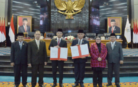 Disaksikan KPK, DPRD dan Pemprov DKI Jakarta Tandatangani Pakta Integritas Anti Korupsi August 4, 2023 7:51 pm Dewan Perwakilan Rakyat Daerah (DPRD) bersama Penjabat (Pj) Gubernur DKI Jakarta Heru Budi Hartono menandatangani Pakta Integritas Rancangan Anggaran Pendapatan dan Belanja Daerah (RAPBD) Tahun Anggaran 2024 serta Perubahan APBD Tahun 2023 di gedung DPRD DKI Jakarta, Jumat (4/8). Tanda tangan dibubuhkan Ketua DPRD DKI Jakarta Prasetio Edi Marsudi, Wakil Ketua DPRD DKI Jakarta Rany Mauliani, Khoirudin dan Misan Samsuri. Komitmen pencegahan tindak pidana korupsi itu disaksikan langsung oleh Wakil Ketua Komisi Pemberantasan Korupsi (KPK) Nurul Ghufron.