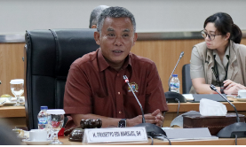 DPRD Provinsi DKI Jakarta bersama Tim Anggaran Pemerintah Daerah (TAPD) sepakat segera melakukan pembahasan dan pendalaman terhadap usulan Kebijakan Umum Anggaran dan Plafon Prioritas Anggaran Sementara (KUA-PPAS) APBD tahun anggaran 2024. Berdasarkan hasil rapat Badan Musyawarah (Bamus) DPRD DKI Jakarta, pembahasan dan pendalaman dokumen KUA-PPAS akan mulai dilakukan Badan Anggaran (Banggar) bersama TAPD mulai besok, Rabu (9/8). Kemudian pembahasan akan dilanjutkan masing-masing Komisi di DPRD bersama Satuan dan Unit Kerja Perangkat Daerah (SKPD/UKPD) dan mitra Badan Usaha Milik Daerah (BUMD) hingga Sabtu (12/8). “Berdasarkan saran dan masukan pimpinan dan anggota Badan Musyawarah dapat disepakati jadwal pembahasan KUA-PPAS tahun anggaran tahun 2024 dapat disetujui,” ujar Prasetio Edi Marsudi, Ketua Bamus di gedung DPRD DKI, Selasa (8/8). Pras sapaan karibnya juga menjelaskan, di hari yang sama, Sabtu (12/8) Pimpinan dan Anggota Banggar serta TAPD atau Eksekutif akan menggelar Rapat Pimpinan Gabungan (Rapimgab) untuk melakukan penelitian akhir dan persetujuan terhadap Rancangan KUA-PPAS APBD tahun 2024. Selanjutnya, selama satu minggu TAPD atau Eksekutif melakukan penginputan hasil Pembahasan Rancangan KUA-PPAS APBD tahun 2024 ke dalam Smart Planning Budgeting (SPB) dan Sistem Informasi Pembangunan Daerah (SIPD) Kementerian Dalam Negeri (Kemendagri) yakni mulai Senin (14/8) hingga Sabtu (19/8). Kemudian Senin (21/8) akan dilaksanakan Rapat Paripurna terkait penandatanganan Memorandum of Understanding (MoU) KUA-PPAS APBD tahun 2024. Sementara Kepala Badan Pengelola Keuangan Daerah (BPKD) DKI Michael Rolandi Cesnanta Brata mengaku siap melakukan pembahasan KUA-PPAS Tahun Anggaran 2024 secara pararel dengan pembahasan APBD Perubahan 2023. “Sesuai dengan Permendagri Nomor 77 Tahun 2020 tentang Pedoman Teknis Pengelolaan Keuangan Daerah itu memang sudah ada batasan waktu untuk penyampaian APBD murni tahun 2024. Nah ini kalau disesuaikan dengan jadwal berjalan jadi kita mau tidak mau harus membahas yang 2024 dan 2023 dengan jadwal waktu yang sudah kita sinkronisasi,” tandasnya.