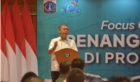 etua DPRD Provinsi DKI Jakarta Prasetio Edi Marsudi meminta Pemerintah Provinsi (Pemprov) mencontoh Jepang untuk mereduksi tingkat kemacetan di Jakarta. Menurutnya, Jepang menjadi negara maju yang telah berhasil menegakan aturan soal kepemilikan kendaraan. Dimana warganya hanya diperbolehkan memiliki satu mobil di dalam satu garasi. Sejatinya DKI Jakarta juga telah memiliki aturan serupa. Yakni dalam Perda Nomor 5 Tahun 2014 tentang Transportasi telah menyebutkan untuk warga yang hendak membeli kendaraan wajib menyertakan surat dan mampu membuktikan memiliki garasi mobil. “Jadi pak Gubernur, Jakarta kalau macet masih bisa dihalangi dengan aturan aturan. Kita punya Perda-nya. Pada saat saya kunjungan kerja di Jepang itu salah satu contoh adalah satu rumah punya garasi satu dan mobilnya satu. Ini solusi Pak Gubernur. Jadi saya minta aturan-aturan itu dipakai,” ujarnya dalam Focus Group Discussion (FGD) di Hotel Borobudur Jakarta, Kamis (6/7). Selain itu, Pras sapaan karibnya juga mengusulkan agar klaster perumahan-perumahan yang strategis beririsan dengan jalan protokol dapat membuka jalurnya untuk alternatif lalu lintas. Upaya tersebut dinilai cukup membantu mengatasi kemacetan karena bertambahnya ruas jalan. “Jadi banyak jalan-jalan yang harus dikasih solusi. Tapi kalau ini nggak digerakan hanya pertemuan begini aja nggak ada keputusannya nggak ada gunanya pertemuan ini. Jadi harus ada langkah yang optimis dalam melakuan penanganan macet di Jakarta,” jelasnya. Di lokasi yang sama, Penjabat (Pj) Gubernur DKI Jakarta Heru Budi Hartono menyampaikan, FGD mengenai kemacetan Jakarta perlu digelar untuk mencari solusi bersama. Dengan FGD tersebut, menurutnya semua lapisan masyarakat dapat menuangkan ide, saran maupun gagasan untuk memecahkan masalah macet Jakarta. “Bagaimana kalau jam kerja dibagi terutama pada saat saya diskusi dengan Pak Kapolda Pak Dirlantas, kalau jam 06.00 itu seperti air bah dari Bekasi, Tangerang, Depok jam yang sama menuju Jakarta. Bagaimana solusinya antara lain diusulkan untuk dibagi, ada yang masuk jam 08.00 ada yang masuk jam 10.00,”ujarnya. Selain itu, Kepala Dinas Perhubungan DKI Jakarta Syafrin Liputo mengatakan kemacetan Jakarta menjadi satu masalah utama di Provinsi DKI Jakarta. Maka, hal tersebut diperlukan upaya-upaya yang konkret guna mengatasi permasalahan kemacetan di Provinsi DKI Jakarta. “Kebijakan transport demand manajemen (TDM) sebagai strategi kebijakan dalam membudayakan penggunaan angkutan umum sudah diterapkan. Konsep TDM terdiri dari layanan angkutan umum yang terintegrasi dan kemudahan bagi para pengguna angkutan umum. Sedangkan strategis push antara lain adalah penerapan low emision juga diberikan disinsentif parkir bagi kendaraan pribadi dan penerapan kebijakan ganjil genap,” pungkasnya.