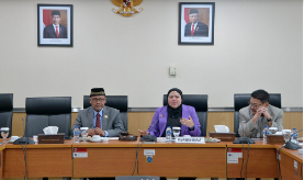Dewan Perwakilan Rakyat Daerah (DPRD) Provinsi DKI Jakarta menyatakan kesiapannya mengakomodir sarana dan prasarana yang dibutuhkan Komisi Pemilihan Umum (KPU) DKI Jakarta dalam menyelenggarakan Pemilihan Umum (Pemilu) Serentak yang akan digelar pada tahun 2024 mendatang. Wakil Ketua DPRD DKI Jakarta Rany Mauliani mengatakan, sarana yang paling penting untuk segera dipastikan kesiapan dan kelayakan adalah tempat atau lokasi untuk penyimpanan kotak suara. “Terutama untuk yang tadi masalah kotak suara dan lain-lain itu kan sangat krusial ya, sangat penting bagi semua. Mungkin nanti boleh diinformasikan GOR yang mau digunakan tuh mana saja,” ujarnya saat audiensi bersama KPU DKI di gedung DPRD DKI Jakarta, Selasa (18/7). Sementara, Wakil Ketu Komisi A Inggard Joshua juga menyatakan kesiapannya untuk berkoordinasi dengan sejumlah Organisasi Perangkat Daerah (OPD) terkait, seperti dengan Badan Kesatuan Bangsa dan Politik (Kesbangpol) Provinsi DKI Jakarta untuk sosialisasi, Dinas Komunikasi Informatika dan Statistik (Kominfotik) untuk penyediaan jaringan internet, serta Walikota untuk menyiapkan tempat penyimpanan kotak suara demi menunjang kinerja KPU DKI Jakarta. “terkait juga dengan sarana prasarana Insyaallah kami sudah bahas pada tahap yang lalu dan kami akan mengawal terus khususnya kita kan KPU dibawah Kesbangpol, ya kami pasti memanggil kesbangpol. Jadi kita pastikan kita dukung dengan baik semuanya,” ucapnya. Di kesempatan yang sama, Ketua KPU Provinsi DKI Jakarta Wahyu Dinata mengakui soal kebutuhan sejumlah GOR untuk menyimpan dan menghitung jumlah suara disetiap Kecamatan, namun beberapa GOR belum layak untuk dipakai. “karena banyak hal- hal yang mungkin nanti akan bersinggungan dengan komisi A, misalnya penggunaan sarana prasarana di tingkat kelurahan dan kecamatan yang pasti kami membutuhkan namanya GOR untuk rekapitulasi. Sedangkan banyak GOR yang belum siap, sedang dirubuhkan atau akan dibangun,” tuturnya.