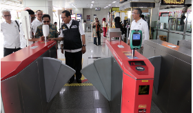ajaran Komisi B DPRD Provinsi DKI Jakarta meninjau langsung lanskap proyeksi pembangunan Light Rail Transit (LRT) fase 1B rute Velodrome-Manggarai di kantor PT LRT Jakarta, Rabu (2/8). Mengingat banyaknya irisan jalur dengan pemukiman warga, komisi bidang perekonomian itu mengingatkan potensi kendala pembebasan lahan, yang bukan tidak mungkin bakal menyisakan masalah di kemudian hari. “Ada beberapa titik terutama di area sempit itukan berpotensi beririsaan dengan lahan-lahan milik warga. Sudah sejauh mana antisipasi untuk pembebasan lahan? karena jangan sampai (rencana) ini sudah matang dan harus melakukan pembebasan lahan tapi ternyata belum sepakat (dengan warga pemilik lahan),” ujar Ismail, Ketua Komisi B DPRD DKI Jakarta. Di kesempatan yang sama, anggota Komisi B DPRD Provinsi DKI Jakarta Wahyu Dewanto menegaskan Pemprov DKI harus matang dan serius membangun LRT Fase 1B rute Velodrome-Manggarai ini, sehingga tidak mengkrak ataupun terhenti ditengah jalan. “Oleh karena itu saya berpandangan proyek transportasi itu no regret, nggak ada penyesalan. Tapi harus firm (jelas), jangan nanti fase 1B ini sampai Manggarai lalu it end (berhenti). Oleh karena itu kami minta kepada pak Gubernur bahwa koneksi sampai Dukuh Atas itu juga menjadi penting,” ungkapnya. Sementara, Direktur Utama PT Jakarta Peopertindo (JakPro) Iwan Takwin mengaku pihaknya telah melakukan studi teknis terkait rencana pembangunan LRT Fase 1B dan memastikan tidak ada tiang pancang yang bersinggungan dengan lahan milik pribadi warga ataupun swasta. “Terkait dengan teknisnya, posisi stationnya kemudian jalurnya atau trasenya dari awal memang pada saat kami melakukan basic desain itu sudah kami lakukan kajian titik-titik entrinya dimana, tangganya, eskalatorya dimana itu sudah kami kaji untuk menghindari persinggungan dengan privat lahan atau lahan swasta itu juga sudah kami verifikasi,” tandasnya. Iwan juga menyampaikan dalam waktu dekat akan melakukan sosialisasi kepada warga yang bertempat tinggal disekitar jalur LRT Fase 1B untuk memastikan tidak ada penolakan terhadap pembangunan transportasi kereta cepat ini.