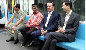 Jajaran Dewan Rakyat Hanoi, Vietnam menjajal Moda Raya Terpadu (MRT) ditemani Sekretaris Komisi A DPRD Provinsi DKI Jakarta Karyatin Subiantoro dari Bundaran HI menuju Stasiun ASEAN, Senin (7/8). Kunjungan ke kantor DPRD Provinsi DKI Jakarta yang dilanjutkan dengan menaiki MRT Jakarta bersama itu menjadi salah satu rangkaian dalam kegiatan Meeting Of Governors And Mayor Of Asean Capitals (MGMAC) And Asean Mayors Forum (AMF) tahun 2023. Ketua Dewan Rakyat Hanoi Mr. Nguyen Ngoc Tuan mengakui menjajal MRT Jakarta secara langsung sengaja dilakukan karena Hanoi sedang merencanakan membangun moda transportasi berbasis rel untuk mengatasi kemacetan di Kota Hanoi. “Saya ingin berkunjung dan mencoba kereta MRT di Jakarta. Setelah pertemuan ini sangat baik kalau DPRD bisa antar kita mencoba dan melihat sendiri untuk belajar,” ujarnya. Usai berkonsultasi mengenai perencanaan dan garis besar teknis pembangunan MRT Jakarta, Karyatin berharap MRT Jakarta bisa menjadi contoh yang baik dan representatif untuk diterapkan, serta dapat mengurangi kemacetan di kota Hanoi Vietnam. “Mudah-mudahan dengan kesamaan kontur tanah dan kebiasaan masyarakat, maka akan banyak kesamaan yang bisa didapatkan sebagai pembelajaran untuk diterapkan di Hanoi,” tandas Karyatin.