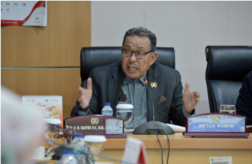 Komisi C DPRD Provinsi DKI Jakarta meminta Badan Pendapatan Daerah (Bapenda) cermat dan objektif dalam menyusun target pendapatan retribusi pajak parkir. Pasalnya pada triwulan ke dua tahun 2023 pajak parkir hanya teralisasi 29,08% atau Rp232 miliar dari target yang direncanakan sebesar Rp800 miliar. Wakil Ketua Komisi C DPRD DKI Jakarta Rasyidi menyayangkan Bapenda DKI tidak melakukan evaluasi saat penyusunan target pajak parkir tahun 2023 dari tahun sebelumnya, hanya karena tumpang tindih aturan. Dimana kebijakan Pemprov DKI soal pajak parkir terbentur Undang Nomor 1 tahun 2022 tentang Hubungan Keuangan Antara Pemerintah Pusat dan Pemerintah Daerah. “Tahun lalu tidak tercapai juga karena (alasan) itu. Jadi permasalahannya itu targetnya juga harus realistis,” ujarnya di gedung DPRD DKI Jakarta, Jumat (11/8). Di kesempatan yang sama, Kepala Badan Pendapatan Daerah (Bapenda) Provinsi DKI Jakarta Lusiana Herawati mengakui saat menyusun target pajak parkir masih mengacu pada Perubahan Perda Nomor 16 tentang pajak parkir yang menetapkan tarif sebesar 30%. Sementara UU Nomor 1 Tahun 2022 pasal 50 menjelaskan bahwa pajak parkir termasuk dalam Objek Pajak Barang dan Jasa Tertentu (PBJT) dan pasal 58 menjelaskan tarif PBJT ditetapkan paling tinggi sebesar 10% (sepuluh persen). “Pada saat kita merencanakan, kita menghitungnya itu pajak parkir 30%, karena Perdanya sudah jadi. Ternyata undang-undang mengatur menjadi 10%,” ungkapnya. Lusi mengaku akan melakukan terobosan untuk mengupayakan peningkatan pajak parkir, salah satunya dengan menggandeng dengan Dinas Perhubungan (Dishub) DKI untuk menerapkan tarif awal parkir tidak diubah, namun tarif untuk jam selanjutnya akan ditingkatkan. “Nah salah satu untuk kita bisa mengejar itu berarti tarif layanan parkir yang harus ditingkatkan. Kita akan kordinasi dengan Dishub,” tandasnya.