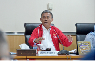 Ketua DPRD Provinsi DKI Jakarta Prasetio Edi Marsudi menyatakan akan mengusulkan anggaran untuk pemberian insentif bagi profesi rentan terkena paparan polutan. Seperti Polisi Lalu Lintas (Polantas), petugas Dinas Perhubungan (Dishub) dan Satuan Polisi Pamong Praja (Satpol PP) yang sehari-hari bekerja di jalan, dikatakannya berpotensi mengalami gangguan saluran pernapasan. “Boleh sekarang sehat, tapi dalam jangka waktu panjang paparan polusi udara ini bisa bikin dia sakit. Ini yang mau kita usulkan di APBD 2024,” ujarnya, Sabtu (12/8). Menurut Pras sapaan karibnya, tambahan penghasilan yang akan dianggarkan dalam APBD tahun 2024 mendatang dapat digunakan untuk menambah asupan makanan, vitamin, hingga obat-obatan para petugas di lapangan. “Diharapkan dapat digunakan untuk menambah daya tahan tubuh supaya petugas-petugas kita tetap prima. Ya kita harus berusaha mencegah lah,” ungkapnya. Pras mengatakan sejauh ini Pemerintah Provinsi (Pemprov) DKI Jakarta terus berupaya mereduksi tingkat polusi udara di Jakarta dengan berkomunikasi intensif dengan kepala daerah penyangga Ibukota, juga instansi terkait. “Nanti kita tunggu hasilnya, kebijakannya seperti apa,” tandasnya. Berdasarkan data Indeks Kualitas Udara (AQI) Air, Jakarta menempati posisi teratas daftar kota dengan tingkat polusi terburuk pada Senin, 7 Agustus 2023. Indeka kualitas polusi udara Jakarta mencapai angka 186 dengan kategori tidak sehat.