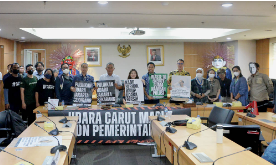 DPRD Provinsi DKI Jakarta menerima permintaan audiensi Koalisi Inisiatif Bersihkan Udara Kota dan Semesta (Ibu Kota) soal terus memburuknya kualitas udara Jakarta, Rabu (16/8). Seluruh aspirasi untuk memperbaiki kualitas udara diterima Ketua DPRD Provinsi DKI Jakarta Prasetio Edi Marsudi, Anggota Komisi B DPRD DKI Jakarta Farazandi Fidinansyah, Anggota Komisi A DPRD DKI Jakarta Viani Limardi, Anggota Komisi C DPRD DKI Jakarta Wibi Andrino dan Anggota Komisi C DPRD DKI Jakarta Dimaz Raditya.