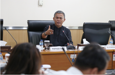 Dewan Perwakilan Rakyat Daerah (DPRD) Provinsi DKI Jakarta memutuskan agar Tim Anggaran Pemerintah Daerah (TAPD) mengurungkan niat melakukan pinjaman daerah ke Pemerintah Pusat untuk membangun Refuse Derived Fuel (RDF) Plant. Ketua DPRD DKI Jakarta Prasetio Edi Marsudi mengatakan, permohonan pinjaman yang diusulkan Pemprov DKI Jakarta dalam hal ini dikhawatirkan akan menambah beban keuangan daerah dengan kemungkinan terburuk mengorbankan kepentingan masyarakat Jakarta. Dengan demikian, Pras sapaan karibnya meminta Joko Agus Setyono selaku Ketua TAPD kembali mengkaji skema pembiayaan pembangunan RDF Plant yang rencananya akan dibangun di Rorotan, Jakarta Utara dengan menyisir ulang Kebijakan Umum Anggaran dan Plafon Prioritas Anggaran Sementara (KUA-PPAS) APBD tahun anggaran 2024. “Coba Pak lihat lagi (anggaran) yang gak prioritas dalam APBD diserut (disisir) dulu. Jangan sampai ini (pinjaman) membebankan keuangan pemerintah daerah dan mengorbankan masyarakat,” ujarnya dalam rapat pimpinan gabungan di gedung DPRD DKI Jakarta, Jumat (18/8). Pras menyampaikan, dirinya menyetujui apapun upaya Pemprov DKI untuk melakukan penanganan pada sampah Jakarta yang telah masuk dalam kategori darurat. Sebab sejauh ini volume sampah di TPST Bantargebang, Bekasi sudah melebihi kapasitas penampungannya yang hanya seluas 21.879.000 m3. “Bantargebang ini tinggal tunggu meledaknya aja bos. Ini sudah stadium empat ini, bisa jadi stadium enam,” selorohnya. Permohonan pinjaman daerah ini sesuai surat Gubernur DKI Jakarta yang ditunjukan kepada Ketua DPRD DKI Jakarta dengan nomor 435/UD.02.03. Dalam surat tersebut Pemprov DKI Jakarta berencana akan melakukan permohonan pinjaman darah ke PT Saran Multi Infrastruktur (Persero) sebesar Rp1 triliun. Berdasarkan ketentuan Pasal 16 Peraturan Pemerintah (PP) Nomor 56 Tahun 208 tentang Pinjaman Daerah, diatur bahwa pinjaman jangka menengah dan pinjaman jangka panjang wajib mendapat persetujuan DPRD yang dilakukan bersamaan pada saat pembahasan KUA-PPAS. Dalam rapat, seluruh pimpinan Fraksi dan Komisi di DPRD DKI Jakarta mayoritas tidak menyetujui permohonan pinjaman daerah yang dimaksud. Wakil Ketua DPRD DKI Jakarta Rany Mauliani sepakat agar TAPD menyisir kembali anggaran non-prioritas dalam KUA-PPAS APBD tahun 2024 untuk dialihkan kepada pembangunan RDF. Wakil Ketua DPRD DKI Jakarta Khoirudin juga sependapat. Menurutnya, melakukan pinjaman daerah adalah jalan terakhir ketika suatu masalah tidak lagi memiliki jalan keluar. “Prinsipnya pinjaman itu jalan darurat yang pada akhirnya menjadi beban generasi berikutnya. Adakah jalan lain misalnya melakukan penghematan di beberapa program. Kedua memaksimalkan pendapatan, sejauh mana bisa memaksimalkan pendapatan yang ada di 13 jenis pajak maupun retribusi,” ungkapnya. Sementara itu, Ketua TAPD DKI Jakarta Joko Agus Setyono mengaku akan melakukan penyisiran terhadap KUA-PPAS APBD tahun anggaran 2024 seperti yang disarankan DPRD DKI Jakarta. Kendati ia menyatakan pinjaman daerah itu adalah skema terbaik sebelum KUA-PPAS APBD tahun 2024 disahkan di akhir tahun 2023. “Kita ada satu alternatif yang lebih nyaman. Namun demikian dengan berbagai macam pertimbangan jangka panjang sehingga Pak Ketua melalui rapat dengan DPRD tadi tidak menyetujui,” terang Joko.