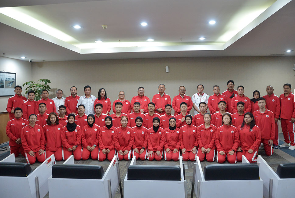 Ketua DPRD Provinsi DKI Jakarta Prasetio Edi Marsudi menemui para atlet beladiri karate yang tergabung dalam Federasi Karate-Do Indonesia (Forki) Provinsi DKI Jakarta untuk berlaga dalam Pra Pekan Olahraga Nasional (Pra-PON) XXI yang akan dilaksanakan pada 25 Agustus mendatang di Provinsi Kalimantan Selatan. Pada kesempatan itu ia memberi semangat kepada para atlet, agar tetap semangat dan yakin pada kemampuan diri sendiri. Menurutnya, Pra PON adalah perjalanan menuju kemenangan dan kesuksesan pada PON XXI tahun 2024 mendatang di Aceh dan Sumatera Utara “Kepada seluruh kontingen tim karate Provinsi DKI Jakarta, saya ucapkan selamat dan tetap semangat dalam setiap pertandingan. Jaga kebugaran, fokuslah pada strategi, dan percaya pada kemampuan diri sendiri,” ujarnya pada kesempatan audiensi di gedung DPRD DKI Jakarta, Senin (21/8). Pras sapaan karibnya berharap para atlet karate kontingen DKI Jakarta bisa menang dan terpilih sebagai atlet pada gelaran PON XXI tahun 2024 mewakili Provinsi DKI Jakarta. “Jadikan lah babak kualifikasi PON 2023 ini sebagai panggung terbaik untuk menunjukkan bakat dan potensi terbaik yang ada dalam diri kalian demi Provinsi DKI Jakarta yang tercinta,” ungkapnya. Ketua Forki DKI Jakarta Taufik S Wibowo mengungkapkan, 41 atlet karate yang akan mengikuti Pra PON 2023 telah menjalani serangkaian persiapan termasuk diantaranya pemusatan latihan atau training centre. “Target kita adalah lolos untuk Pekan Olahraga Nasional (PON). Kita sudah melakukan training centre (TC) selama 50 hari dan kita rasanya sudah maksimal dan kita berjuang keras untuk mendapatkan juara umum PON 2024 nanti,” ungkapnya. Ketua Umum Komite Olahraga Nasional Indonesia (KONI) DKI Jakarta Hidayat Humaid menambahkan, DKI Jakarta memasang target tinggi pada even PON 2024 kali ini. Jakarta ditargetkan keluar sebagai juara umum pada kejuaraan nasional itu. “Targetnya tim karate DKI Jakarta juara umum baik di Pra PON apalagi di PON nya. Kita mendorong seluruh cabang olahraga (Cabor) nggak hanya karate ya harus bisa juara umum di Cabor masing-masing. Kalau seluruh Cabor juara umum otomatis DKI Jakarta juara umum,” ujarnya. Hidayat berpesan agar kontingen karate dan kontingen seluruh Cabor yang akan dikirim ke kualifikasi PON untuk berjuang keras untuk mencapai hasil maksimal. Apalagi, KONI DKI Jakarta bertekad menjadi juara umum pada PON tahun depan. “Kalau melihat hasil PON di Papua tahun 2021, DKI Jakarta ada di peringkat kedua setelah Provinsi Jawa Barat dan peringkat ketiganya Provinsi Jawa Timur. Jadi, DKI Jakarta memasang target untuk PON nanti kita harus juara umum dan itu sangat mungkin,” tandasnya.