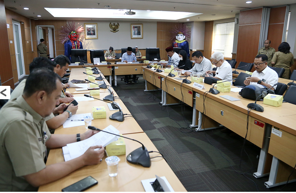 Dewan Perwakilan Rakyat Daerah (DPRD) bersama jajaran eksekutif Pemprov DKI Jakarta menyepakati penjadwalan pembahasan Kebijakan Umum Perubahan Anggaran dan Plafon Prioritas Anggaran Sementara (KUPA-PPAS) APBD Perubahan tahun anggaran 2023. Berdasarkan hasil rapat Badan Musyawarah (Bamus) DPRD DKI Jakarta, pembahasan KUPA-PPAS APBD tahun 2023 akan diawali rapat Badan Anggaran (Banggar) DPRD bersama Tim Anggaran Pemerintah Daerah (TAPD) yang akan dilaksanakan selama tiga hari mulai Rabu (23/8) sampai dengan Jumat (25/8) dan dilanjutkan dengan Rapat Pimpinan Gabungan (Rapimgab) mengenai penelitian akhir dan persetujuan pada hari yang sama. Wakil Ketua Bamus DPRD Provinsi DKI Jakarta Misan Samsuri mengatakan, berdasarkan jadwal yang telah disusun, dokumen KUPA-PPAS APBD ditargetkan dapat rampung menjadi Raperda Perubahan APBD pada bulan September 2023. “Kalau telat waktunya takut tidak cukup pelaksanaan kegiatan,” ujarnya di gedung DPRD DKI Jakarta, Senin (21/8). Setelah itu, Misan mengimbau agar TAPD melakukan penginputan hasil pembahasan KUPA-PPAS APBD tahun anggaran 2023 pada Senin (28/8) sampai dengan Kamis (31/8). Setelah rangkaian itu dilaksanakan, barulah Rapat Paripurna penandatanganan Memorandum of Understading (MoU) KUPA-PPAS APBD 2023 digelar pada Jumat 1 September 2023 mendatang. “Tentu harapan saya pembahasan di perbahan anggaran ini bisa berjalan dengan baik dan lancar, sehingga kegiatan-kegiatannya bisa dilaksanakan dengan tepat waktu,” tandasnya.
