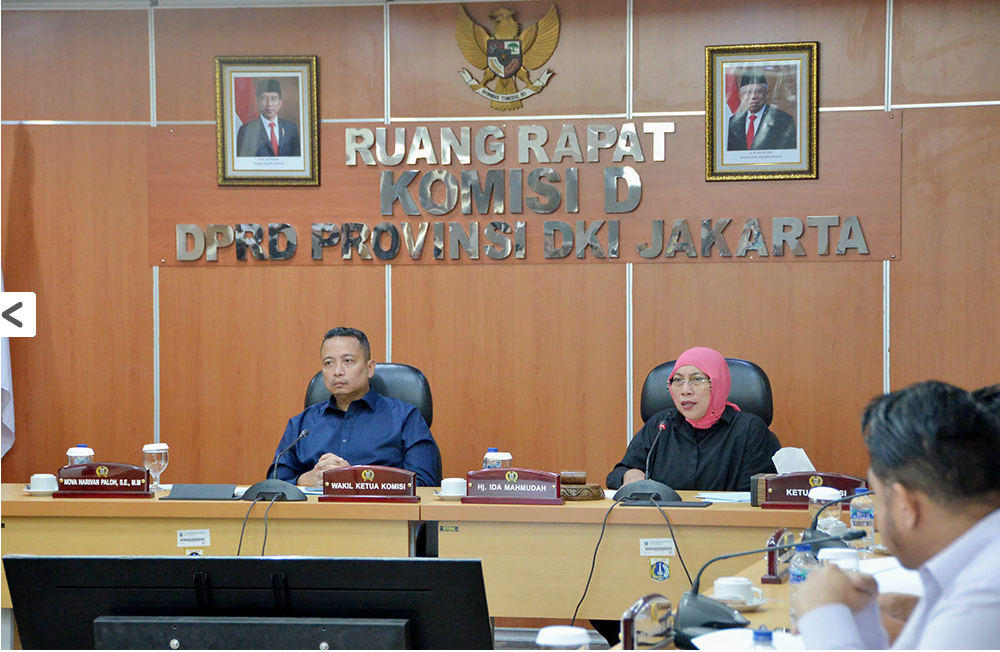 Komisi D DPRD Provinsi DKI Jakarta menilai upaya Pemrintah Provinsi (Pemprov) melakukan penanganan polusi udara belum menunjukan hasil positif. Perlu upaya besar dengan dampak yang lebih meluas dengan melibatkan partisipasi masyarakat. Ketua Komisi D DPRD DKI Jakarta Ida Mahmudah menyampaikan, selain pemerintah kesadaran masyarakat juga perlu dibangkitkan. Salah satunya, kesadaran meninggalkan kendaraan pribadi untuk beralih ke moda transportasi umum. “Menurut saya harus ada kerjasama atau instruksi ajakan melalui Lurah. Biar Lurah untuk bisa langsung bekerjasama dengan RW dan RT untuk mengajak warga apabila tidak mendesak atau penting banget tidak perlu keluar rumah menggunakan kendaraan pribadinya,” ujarnya di gedung DPRD DKI Jakarta, Selasa (22/8). Di lokasi yang sama, Kepala Dinas LH DKI Jakarta Asep Kuswanto mengakui perlunya keterlibatan semua pihak dalam gerakan mengurangi polusi udara di ibukota. Sebab, beberapa upaya yang dilakukan belakangan belum membuahkan hasil. Dia mengatakan, sejauh ini Pemprov DKI telah melakukan beberapa skenario mengurangi polusi. Diantaranya menetapkan WFH 50% bagi ASN DKI Jakarta, menggencarkan uji emisi kendaraan bermotor, hingga merekayasa cuaca agar turun hujan dengan tekhnologi perekayasa cuaca.Tetapi, rekayasa hujan hanya menghasilkan hujan di wilayah Bogor, Pamulang, dan Depok. “Walaupun Teknologi Modifikasi Cuaca (TMC) itu memang dari sisi awan hujannya juga sulit, kami dan pemerintah pusat akan mencarikan alternatif lain agar supaya polusi udara ini bisa berkurang. Salah satunya dengan memasang mist generator semacam teknologi penghembusan uap air ke udara di gedung-gedung tinggi dan teknisnya sedang kami diskusikan dengan pemerintah pusat,” katanya Dia mengakui musim kemarau panjang yang diperkirakan akan berlangsung hingga bulan November akan menyebabkan polusi udara juga akan semakin lama. Karena itu, pihaknya telah berkoordinasi dengan pemerintah pusat untuk mengantisipasi hal tersebut. “Iya memang prediksinya (sampai November kemarau). Poinnya adalah BMKG dan BNPB akan standby kan pesawat kalau memang sewaktu-waktu dibutuhkan buat kalau memang ternyata dalam pantauannya ada kemungkinan awan itu akan segera dilakukan untuk melakukan TMC,” terang Asep.