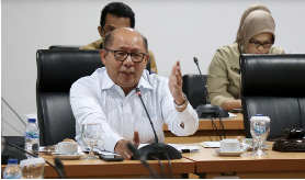 Badan Pembentukan Peraturan Daerah (Bapemperda) DPRD DKI Jakarta menuntaskan pembahasan tujuh pasal di dalam Rancangan Perda (Raperda) tentang Rencana Umum Energi Daerah (RUED). Ketua Badan Bapemperda DPRD DKI Jakarta Pantas Nainggolan menjelaskan, tidak ada perubahan pasal yang signifikan dalam pembahasan kali ini. Namun ada beberapa sasaran pengelolaan energi yang harus direvisi akibat tidak dilanjutkannya pembangunan pembangkit listrik tenaga sampah atau Intermediate Treatment Facility (ITF) Sunter dan beralih ke metode Refuse Derived Fuel (RDF). Salah satu poin yang direvisi yakni dari pembangunan pembangkit listrik tenaga sampah (PLTSa) dengan target total kapasitas 35 megawatt pada tahun 2025 menjadi pembangunan pengelolaan sampah hingga 8.000 ton perhari menjadi energi atau bahan bakar alternatif. “Satu sisi kita sudah mencoba merencanakan pembangkit listrik tenaga sampah mulai tahun 2000 tapi sampai dengan tahun sekarang belum ada yang berdiri, sementara masalah sampah sudah menuntut penanganan segera,” ujarnya di gedung DPRD DKI Jakarta, Selasa (22/8). Namun Pantas menyakini apabila suatu saat Jakarta akan membangun ITF, maka payung hukum ini masih bisa dipergunakan. Ia juga berharap dengan lahirnya Perda RUED Jakarta akan memiliki ketahanan energi yang baik dan ramah lingkungan. “Tapi kalau nanti ada teknologi yang lebih murah, lebih ramah lingkungan gak apa-apa dipakai. Kedepan saya berharap supaya kita punya ketahanan dibidang energi, tentunya yang ramah lingkungan dengan menggunakan energi baru terbarukan (EBT),” katanya. Tahapan selanjutnya, Raperda RUED akan dibahas dalam rapat pimpinan gabungan (Rapimgab) untuk disetujui dan dikonsultasikan ke Kementerian Dalam Negeri (Kemendagri). “Setelah rapim, nanti akan difasilitasi ke Kemendagri agar bisa segera kita sahkan dalam waktu dekat,” tutur Pantas. Di kesempatan yang sama, Kepala Unit Pengelolaan Sampah Dinas LH DKI Agung Pujo Winarko menyampaikan kekurangan apabila Pemprov tetap memakai pengelolaan sampah energi listrik (ITF) yakni pengeluaran biaya investasi (capex) yang tinggi sekitar Rp3,7 sampai Rp6,7 triliun, serta biaya operasi (opex) sekitar Rp276 sampai 375 miliar pertahun. Sementara RDF hanya memerlukan capex Rp1,03 triliun dan opex Rp114 miliar pertahun. “Lalu (ITF) tidak bisa menerima sampah yang basah, sedangkan karakter sampah di DKI Jakarta sangat basah. Sehingga memerlukan pre-treatment sampah karena sampah basah,” ucapnya. Selain itu, ITF juga berpotensi menimbulkan pencemaran udara (dioksin dan furan), sementara residu RDF dapat dimanfaatkan dengan pengelolaan lebih lanjut. Durasi pembangunan ITF juga lebih lama dibandingkan RDF. “Serta memerlukan durasi pembangunan lebih lama, bahkan sampai 48 bulan. Kalau RDF 11 bulan saja. ITF juga bergantung kepada Kesediaan PLN membeli listrik hasil dari ITF, tetapi pendapatannya untuk operator bukan Pemprov. Namun Pemprov harus membayar tipping fee,” tandasnya.