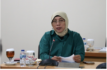 Komisi D DPRD Provinsi DKI Jakarta meminta Dinas Sumber Daya Air (SDA) meninjau ulang pasal pengenaan tarif pemasangan pipa dan retribusi layanan pengelolaan limbah bagi warga dalam Rancangan Perda (Raperda) tentang Pengelolaan Air Limbah Domestik. Ketua Komisi D DPRD DKI Jakarta Ida Mahmudah mengatakan, rencana dalam Raperda tersebut akan menambah beban masyarakat. Di mana akan diatur mengenai target pemasangan layanan air limbah domestik, yakni masyarakat kebawah yang belum memiliki septic tank. “Yang menjadi konsen saya bagaimana rumah tangga memiliki beban juga menyambungkan antara pembuangan dia ke pipa SDA. Mesti dilihat betul apakah bisa berjalan atau tidak kalau rumah tangga kita kenakan retribusi,” ujarnya saat rapat dengar pendapat bersama Badan Pembentukan Peraturan Daerah (Bapemperda), di gedung DPRD DKI, Rabu (23/8). Ida menyebutkan, tarif layanan pemasangan atau retribusi rutin setiap bulannya tidak diatur dengan jelas dalam Raperda Pengelolaan Air Limbah Domestik. Di BAB IX pasal 42 hanya tertulis “Tata cara perhitungan dan besaran tarif layanan sebagaimana dimaksud diatur dengan Peraturan Gubernur”. Dalam rapat, Pelaksana Tugas (Plt) Dinas Sumber Daya Air (SDA) DKI Jakarta Ika Agustin menjelaskan pihaknya belum bisa memastikan besaran tarif pemasangan pipa ataupun retribusi yang akan dibebankan kepada pengguna dan akan diatur dalam Peraturan Gubernur (Pergub). “Retribusinya akan dibicarakan tergantung dari biaya operasional ataupun pengelola yang nanti akan mengelola hal ini. Besarannya retribusi biayanya baik itu untuk perorangan maupun swasta akan diatur oleh Pergub sebagai turunan dari Perda ini,” terangnya. Sementara, Direktur Utama Perumda Paljaya Aris Supriyanto menjamin biaya pemasangan pipa dan tarif layanan akan terjangkau dan tidak membebani masyarakat. “Tarifnya sangat murah sekali untuk sekali pasang atau biaya penyambungan itu hanya Rp10.000 per rumah, kemudian bulanannya ini kita hanya Rp131 per meter persegi. Jadi kalau misalnya rumah ini luasnya 100 meter Jadi praktis kita Rp13.000,” ungkapnya. Ketua Bapemperda DPRD DKI Jakarta Pantas Nainggolan berharap masukkan dari Komisi D bisa menjadi semangat anggota Bapemperda dan eksekutif terkait untuk menyempurnakan Raperda Pengelolaan Air Limbah Domestik. “Harapan lewat kebijakan-kebijakan strategis yang sudah ditetapkan oleh pemerintah pusat itu bisa selaras dengan tindakan-tindakan nyata di setiap daerah di Indonesia ini termasuk di DKI Jakarta walaupun seperti tadi menjelang Ibukota pindah, kita baru punya sistem pengolahan air limbah domestik,” tandasnya.
