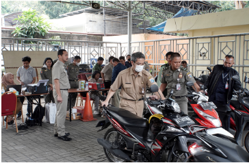 Dewan Perwakilan Rakyat Daerah (DPRD) Provinsi DKI Jakarta bekerjasama dengan Dinas Lingkungan Hidup (LH) DKI menggelar uji emisi kendaraan bermotor, Selasa (22/8). Pengujian dilaksanakan selama tiga hari sampai Kamis (24/8) mulai pukul 10.00 WIB sampai 15.00 WIB di halaman gedung DPRD DKI Jakarta. Pelaksana Tugas (Plt) Sekretaris DPRD DKI Augustinus mengatakan, kegiatan ini merupakan upaya DPRD untuk berperan dalam memperbaiki buruknya kualitas udara Jakarta.