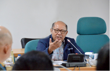 Dewan Perwakilan Rakyat Daerah (DPRD) Provinsi DKI Jakarta berkomitmen akan mempersiapkan kajian sebagai pelengkap Rancangan Undang-Undang tentang Provinsi Daerah Khusus Jakarta (DKJ) yang akan dibahas DPR RI. Ketua Panitia Khusus (Pansus) Jakarta Pasca Terbentuknya Ibukota Negara (IKN) DPRD DKI Jakarta Pantas Nainggolan mengatakan, Jakarta yang akan fokus sebagai kota ekonomi dan bisnis akan diatur secara spesifik dalam RUU tentang DKJ. Maka secara spesifik Pansus perlu menyiapkan apa yang dibutuhkan Jakarta sejak dini. “Klausulnya akan diatur dalam batang tubuh dalam pasal-pasal dalam draf (RUU). Ciri khususnya menjadi kota global, juga menjadi pusat perekonomian. Tentu ada konsekuensi-konsekuensi kecil yang perlu diantisipasi sedini mungkin,” ujar Pantas di gedung DPRD DKI Jakarta, Kamis (24/8). Untuk mengetahui lebih jauh mengenai isi dalam draf RUU, dikatakannya, Pansus berencana akan mengundang Dirjen Otonomi Daerah (OTDA) Kementerian Dalam Negeri. Pada kesempatan yang sama Kepala Biro Tata Pemerintahan DKI Jakarta Fredy Setiawan mengatakan, rekomendasi Pansus DPRD DKI Jakarta tentang Jakarta pasca perpindahan IKN perlu diakselerasi mengingat kalender Pemilihan Umum (Pemilu) yang tak lama lagi. “Untuk pelaksanaan pembahasan di DPR-RI selama tiga bulan kedepan, Oktober, November, Desember karena mengingat Januari Februari Itu sudah masa Pemilu ya. Sehingga sangat mustahil dari DPR itu akan membahas makanya akan dikejar 3 bulan kedepan ini supaya undang-undang DKJ ini bisa disahkan di DPR-RI,” terangnya.