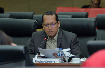 Badan Anggaran (Banggar) DPRD Provinsi DKI Jakarta meminta Tim Anggaran Pemerintah Daerah (TAPD) mengkaji lagi pengurangan Kebijakan Umum Perubahan Anggaran dan Plafon Prioritas Anggaran Sementara (KUPA-PPAS) APBD tahun 2023. Anggota Banggar DPRD DKI Jakarta Ismail mengatakan, selain harus relevan dengan situasi yang ada, usulan pengurangan kebijakan umum anggaran perubahan diharapkan tak menganggu program prioritas yang telah disetujui bersama. “Saya menyimpulkan harus segera dilakukan koreksi atau revisi yang komprehensif terhadap postur ini. Penurunan ini jangan sampai akan berdampak terutama pada hal-hal yang bersifat kebutuhan dasar masyarakat,” ujarnya dalam rapat Banggar di gedung DPRD DKI Jakarta, Kamis (24/8). Dalam paparannya, TAPD Pemprov DKI Jakarta mengusulkan efisiensi APBD tahun anggaran 2023 dari Rp83 triliun menjadi Rp78 triliun sebagai dampak tidak tercapainya Pendapatan Asli Daerah (PAD) akibat pandemi Covid-19. Di kesemptan yang sama, anggota Banggar DPRD DKI Bambang Kusumanto mengatakan, target PAD tahun anggaran 2023 seharusnya bisa tercapai. Sebab tahun ini status kedaruratan Covid-19 sudah dicabut dan perekonomian Jakarta menunjukan peningkatan. “Sekarang sudah beda. Alhamdulillah tren pertumbuhan ekonomi meningkat. Bahwa ada komponen-komponen tertentu yang sebenarnya naik. Misalnya (penerimaan) dari Pajak Bumi dan Bangunan (PBB), Bea Balik Nama Kendaraan Bermotor (BBNKB), pajak hotel, pajak atas bahan bakar, itu trennya naik semua. Jadi, menurut saya mengenai proyeksi minus lebih dari Rp4 triliun itu sangat meragukan,” ucapnya. Sementara Kepala Badan Pendapatan Daerah (Bapenda) DKI Jakarta Lusiana Herawati menjelaskan tidak tercapainya PAD karena beberapa jenis pajak mengalami penurunan, meskipun beberapa jenis pajak lainnya juga mengalami kenaikan. “Untuk pendapatan pajak turun Rp600 miliar. Jadi kalau tadi disampaikan pendapatan turun sampai dengan lebih dari Rp4 triliun lebih, itu sebenarnya bukan saja dari sektor pajak. Tapi dari sektor lain-lain pendapatan yang sah,” tandasnya.