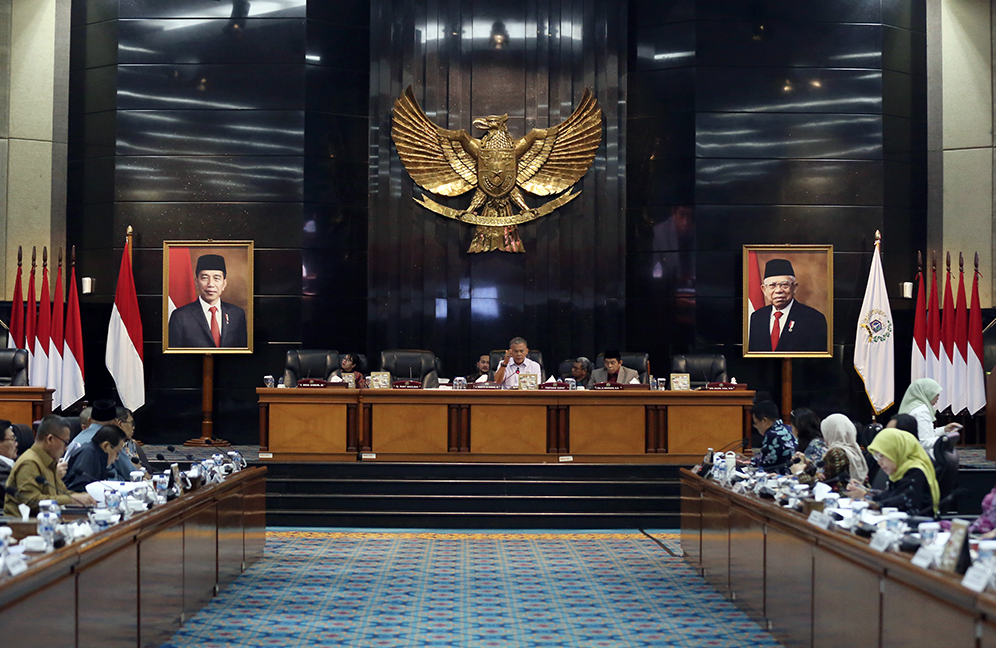 Badan Anggaran (Banggar) DPRD Provinsi DKI Jakarta menyetujui besaran Kebijakan Umum Perubahan Anggaran dan Plafon Prioritas Anggaran Sementara (KUPA-PPAS) perubahan APBD tahun 2023 sebesar Rp78,7 triliun. Besaran tersebut disetujui setelah Banggar dan Tim Anggaran Pemerintah Daerah (TAPD) membahas seluruh komponen keuangan secara maraton sejak, Rabu (23/8) lalu. “Dengan selesainya penjelasan eksekutif dan masukkan dari para pimpinan, maka rapat Banggar pada hari ini terkait rancangan perubahan kebijakan umum APBD serta rancangan perubahan prioritas dan plafon anggaran sementara APBD Tahun Anggaran 2023 sudah selesai dan kita setujui,” ujar Prasetio Edi Marsudi, Ketua Banggar di gedung DPRD DKI, Jumat (25/8). Pras sapaan karibnya menyampaikan, selanjutnya draf KUPA-PPAS Perubahan APBD 2023 akan disahkan dalam Rapat Paripurna penandatanganan Memorandum of Understading (MoU) sesuai ketentuan pasal 16 ayat 6 Peraturan Pemerintah Nomor 12 tahun 2018 tentang Pedoman Penyusunan Tata Tertib DPRD Provinsi Kabupaten dan Kota. “Sesuai hasil rapat Badan Musyawarah disepakati bahwa pelaksanaan pendaftaran MoU akan dilaksanakan dalam rapat paripurna DPRD Provinsi DKI Jakarta tanggal 4 September 2023,” terangnya. Kepala Badan Pengelola Keuangan Daerah (BPKD) DKI Michael Rolandi Cesnanta Brata merinci bahwa anggaran perubahan APBD 2023 sebesar Rp78,7 triliun terdiri dari Pendapatan Daerah Rp69,8 triliun dan penerimaan pembiayaan Rp8,8 triliun. “Pendapatan Daerah itu ada Pendapatan Asli Daerah (PAD) 48,2 triliun, Pendapatan transfer Rp19,5 triliun, dan pendapatan lain-lain yang sah Rp1,9 triliun. Sedangkan Penerimaan Pembiayaan itu dari SiLPA Rp8,6 triliun, pinjaman daerah Rp295 miliar, dan penerusan pinjaman pembangunan MRT Jakarta Rp295 miliar,” tandasnya. Sementara untuk Belanja Daerah diproyeksikan Rp71,3 triliun terdiri dari belanja operasi Rp59,1 triliun, belanja modal Rp11,1 triliun, belanja tak terduga Rp675 miliar, dan belanja transfer Rp356 miliar. Serta pengeluaran pembiayaan sebesar Rp7,4 triliun yang terdiri dari penyertaan modal daerah (PMD) Rp5,4 triliun, pembayaran cicilan pokok utang yang jatuh tempo Rp1,8 triliun, dan pemberian pinjaman daerah Rp176 miliar.