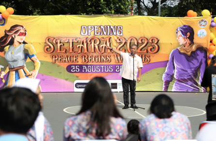 Ketua DPRD Provinsi DKI Jakarta Prasetio Edi Marsudi menghadiri pembukaan rangkaian acara menyambut Hari Ulang Tahun (HUT) SMA Negeri 70 Jakarta dengan tema Semangat Tujuh Puluh untuk Edukasi, Seni dan Olahraga (SETARA). Pras sapaan karibnya dalam kesempatan itu berpesan agar siswa-siswi generasi muda SMAN 70 Jakarta menjauhi Narkoba dan tawuran. “Jauhi Narkoba. Selain merusak, Narkoba juga musuh bangsa. Dekatlah dengan kegiatan pendidikan yang baik. Ini sekolah berprestasi,” ujarnya di SMA Negeri 70 Jakarta, Jumat (25/8). Pras pun berharap kegiatan positif ini dapat mengasah kreativitas para pelajar SMAN 70 dan dapat terlaksana setiap tahun dengan inovasi-inovasi terbaru. “Saya bahagia dan bangga bisanya hadir disini utk membuka acara rangkaian SETARA. Ajang yang luar biasa. Ajang generasi muda m, tunjukan kreativitas dalam perlombaan menarik. Ini momen istimewa. Ini bukan sekedar lomba tapi menjadi sarana ekspresi diri siswa secara positif dengan melibatkan siswa dari sekolah lain,” ucapnya. Di kesempatan yang sama, Kepala Sekolah SMA Negeri 70 Sunaryo melakukan aksi simbolik melepas sepasang burung merpati yang merupakan simbol pesan perdamaian dari SMA Negeri 70 ke seluruh anak muda di Jakarta. “Melepaskan burung merpati ini jadi simbol perdamaian. Kami melihat banyak anak muda yang saat ini masih terjebak dalam konflik. Karena itu kami melepas burung ini untuk memberi kabar perdamaian. Mari kitaa berkompetisi secara sehat dan tidak terjebak dalam konflik, tawuran dan kegiatan-kegiatan negatif lainnya,” tandasnya.
