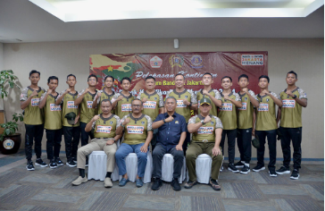 Ketua DPRD Provinsi DKI Jakarta Prasetio Edi Marsudi melepas secara resmi kontingen drumband Provinsi DKI Jakarta untuk berlaga dalam Babak Kualifikasi Pekan Olahraga Nasional (BK-PON) 2023 yang akan dilaksanakan pada 2 sampai 13 September 2023 mendatang di Kota Yogyakarta. Pada kesempatan itu, Pras sapaan karibnya memberikan semangat kepada para atlet agar bisa menunjukan kebolehan hasil dari latihan yang telah dijalani, sehingga bisa melaju dan berlaga di PON XXI 2024 yang akan dilaksanakan di Aceh dan Sumatera Utara. “Babak Kualifikasi PON di Yogyakarta ini adalah kesempatan bagi kita untuk menunjukkan kemampuan kita serta mewakili Provinsi DKI Jakarta dengan kepala tegak dan semangat yang membara. Kalian semua adalah duta Provinsi DKI Jakarta dan saya yakin kalian akan memberikan penampilan terbaik yang dapat memukau penonton dan juri di sana,” ujarnya di gedung DPRD DKI Jakarta Senin (28/8). Pras juga berharap seluruh atlet cabang olah raga (Cabor) Drumband dapat menerapkan nilai-nilai positif dan bisa menjadi bekal penting untuk mendulang prestasi. “Dari drumband ini kita belajar tentang disiplin, kerja keras, kerjasama tim, pantang menyerah. Ini adalah nilai-nilai yang sangat penting yang menjadi fondasi untuk meraih prestasi di setiap bidang kehidupan kalian,” katanya. Sementara, Ketua Umum Persatuan Drum Band Indonesia (PDBI) Brigadir Jenderal (Brigjen) Panca Iswandaru mengatakan, kontingen drumband Provinsi DKI Jakarta akan bertolak ke Kota Yogyakarta pada Rabu (30/8) besok. Sejauh ini, sambung Panca, atlet drumband DKI Jakarta sudah melakukan latihan intensif sejak bulan Februari 2023 sampai saat ini. Proses pelatihan berjalan dengan sangat disiplin, termasuk pada saat training centre (TC) dengan latihan mulai jam 5 pagi sampai jam 9 malam dan ada jam jeda. “Saya lihat dari mata para atletnya mulai berbinar. DKI tidak boleh kalah,” katanya disambut gemuruh tepuk tangan para atlet. Brigjen Panca juga menjelaskan pada babak kualifikasi PON di Kota Yogyakarta nanti terdapat 17 medali emas yang akan diperebutkan dari empat mata lomba. Masing-masing yakni Lomba Berbaris Jarak Pendek (LBJP), Lomba Ketahanan dan Ketepatan Berbaris (LKKB), Lomba Baris-Berbaris (LBB), dan Lomba Unjuk Gelar (LUG). “Dalam drumband bukan hanya fisik yang kuat dan prima saja yang diperlukan. Tetapi kecepatan dipadu dengan keselarasan dan keterampilan dalam bermain alat musik,” ungkapnya. Ketua Umum Komite Olahraga Nasional Indonesia (KONI) DKI Jakarta Hidayat Humaid menambahkan, Drumband merupakan salah satu Cabor yang akan dipertandingkan pada PON tahun 2024. “Jadi kota berharap bisa lolos sebanyak mungkin atletnya. Para atlet saya berharap bisa tampil all out. Junjung tinggi sportivitas. Semoga mereka bisa menunjukan kinerja yang luar biasa,” tandasnya.