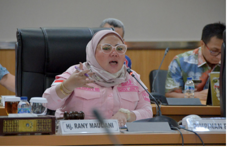 Dewan Perwakilan Rakyat Daerah (DPRD) Provinsi DKI Jakarta menyepakati tujuh jadwal kegiatan kerja untuk bulan September 2023. Tujuh kegiatan itu disepakati dalam rapat yang dipimpin Wakil Ketua Badan Musyawarah (Bamus) DPRD DKI Jakarta Rany Mauliani. Pada kesempatan itu ia menyampaikan , kegiatan yang akan dilaksanakan dalam waktu dekat yakni penandatanganan nota kesepahaman atau Memorandum of Understanding (MoU) Kebijakan Umum Perubahan Anggaran dan Plafon Prioritas Anggaran Sementara (KUPA-PPAS) APBD Tahun 2023. MoU akan ditandatangani dalam rapat Paripurna pada Senin 4 September mendatang, setelah Badan Anggaran (Banggar) dan Tim Anggaran Pemerintah Daerah (TAPD) melakukan rapat pembahasan selama tiga hari sejak 23 sampai 25 September lalu. “Rapat paripurna hari Senin itu kelanjutan dari rapat Banggar beberapa hari lalu,” ujarnya di gedung DPRD DKI Jakarta, Kamis (31/9). Selanjutnya, pada Jumat 8 September 2023, rancangan Perubahan APBD tahun 2023 akan didalami di masing-masing komisi. Rany berharap, masing-masing komisi dapat memperjuangkan kegiatan anggaran prioritas untuk kepentingan masyarakat mengingat adanya efesiensi postur rancangan Perubahan APBD dari Rp83,7 triliun menjadi Rp78,7 triliun. “Saya rasa semua teman-teman Komisi ketika rapat anggaran pasti menekankan kepada pihak eksekutif agenda-agenda yang bersentuhan dengan kebutuhan dasar masyarakat supaya tidak ada pengurangan, pergeseran. Tapi tetap harus disinkronkan, disesuaikan dengan kondisi anggaran yang ada. Tetapi apapun itu, anggaran yang langsung untuk masyarakat itu tidak hilang,” terangnya. Selain MoU KUPA-PPAS Tahun Anggaran 2023, enam kegiatan lainnya yakni penyebarluasan Peraturan Daerah (Perda) yang dimulai dari penyerahan proposal pada 7 dan 8 September, pelaksanaan 10 sampai 24 September, dan laporan kegiatan pada 27 September 2023. Lalu penutupan masa sidang kedua serta pembukaan masa sidang ketiga Reses Pimpinan dan anggota DPRD pada 4 September 2023, pembahasan Revisi Propemperda tahun 2023 dan pembahasan Propemperda tahun 2024 dimulai dari inventarisasi, Rapat Dengar Pendapat Umum, pembahasan sampai penyampaian laporan hasil pembahasan. Selain itu, Raperda tentang Perubahan Bentuk Hukum Perseroan Terbatas Food Station Tjipinang Jaya dan Raperda tentang Rencana Umum Energi Daerah (RUED) yang diawali dengan laporan pembahasan dan fasilitasi oleh Menteri Dalam Negeri (Mendagri) juga ditargetkan terlaksana pada bulan September. Sementara, Coffee Morning Pimpinan dan Anggota DPRD rencananya akan dilaksanakan pada 26 September 2023 pukul 10.00 WIB.