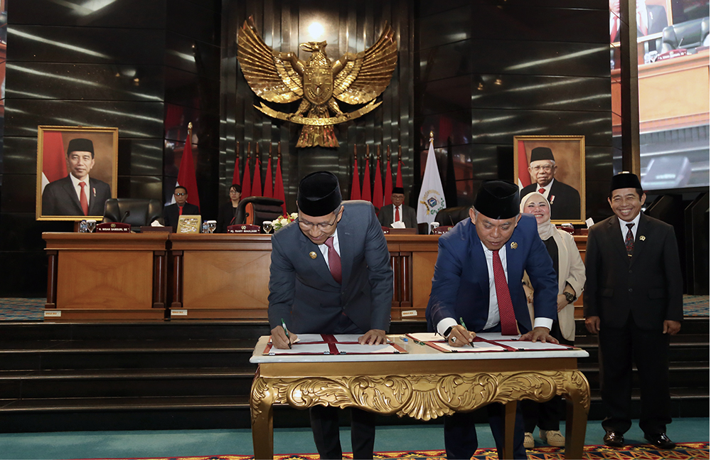 Dewan Perwakilan Rakyat Daerah (DPRD) Provinsi DKI Jakarta menggelar rapat paripurna penandatanganan nota kesepahaman (MoU) Rancangan Kebijakan Umum Perubahan Anggaran dan Plafon Prioritas Anggaran Sementara (KUPA-PPAS) Perubahan APBD tahun 2023, Senin (4/9). Dokumen rancangan KUPA-PPAS Perubahan APBD ditandatangani Penjabat (Pj) Gubernur DKI Jakarta Heru Budi Hartono, Ketua DPRD DKI Jakarta Prasetyo Edi Marsudi dan dua wakilnya, yakni Rany Mauliani dan Khoirudin. (DDJP/pun)