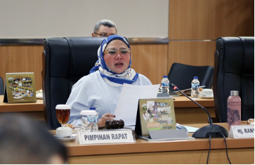 Badan Musyawarah (Bamus) DPRD Provinsi DKI Jakarta menetapkan jadwal pembahasan Rancangan Peraturan Daerah (Raperda) tentang perubahan APBD tahun 2023. Wakil Ketua Bamus DPRD DKI Jakarta Rany Mauliani mengatakan, berdasarkan keputusan rapat pembahasan akan diawali pidato Gubernur mengenai penyampaian Raperda Perubahan APBD 2023 pada Senin 11 September mendatang pukul 14.00 WIB. Lalu pada Rabu 13 September 2023, seluruh Fraksi akan menyampaikan pendapat dan pemandangan umum terhadap Raperda perubahan APBD dilanjutkan dengan paripurna jawaban Gubernur. “Pada hari yang sama, akan diagendakan penyampaian jawaban gubernur atas pemandangan umum fraksi-fraksi mulai pukul 10.00 WIB,” ujarnya saat rapat Bamus di gedung DPRD DKI Jakarta, Jumat (8/9). Kemudian DPRD bersama bersama Tim Anggaran Pemerintah Daerah (TAPD) DKI melakukan pembahasan dan pendalaman Raperda tentang perubahan APBD tahun 2023 di komisi-komisi terkait selama tiga hari mulai Kamis (14/9) sampai Sabtu (16/9). Rany mengingatkan saat pendalaman Raperda di Komisi, anggota DPRD bersama TAPD tidak merubah postur anggaran yang bersentuhan langsung kepada masyarakat. “Saya rasa semua teman-teman Komisi ketika rapat anggaran pasti menekankan kepada pihak eksekutif agenda-agenda yang bersentuhan dengan kebutuhan dasar masyarakat supaya tidak ada pengurangan, pergeseran. Tapi tetap harus disinkronkan, disesuaikan dengan kondisi anggaran yang ada,” ucapnya. Lalu pada minggu selanjutnya, Badan Anggaran (Banggar) DPRD DKI akan mendalami hasil pembahasan yang telah dilakukan komisi-komisi, yakni pada hari Senin (18/9) dan Selasa (19/9) dan dilanjutkan dengan Rapat Pimpinan Gabungan (Rapimgab). Barulah TAPD melakukan input penyesuaian kode rekening komponen belanja kegiatan yang telah disepakati selama satu minggu mulai Rabu (20/9) sampai Senin (25/9). Selanjutnya, pada Selasa 26 September DPRD menggelar pengesahan Raperda tentang perubahan APBD DKI Jakarta Tahun 2023.