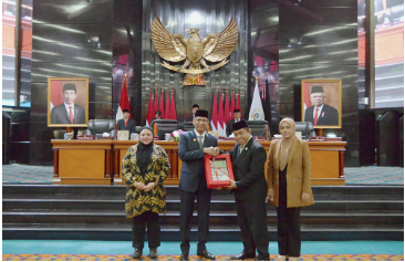 Wakil Ketua DPRD Provinsi DKI Jakarta Khoirudin memastikan komposisi anggaran program prioritas yang bersentuhan langsung dengan kepentingan masyarakat terakomodir dalam rancangan Perda (Raperda) Perubahan APBD tahun anggaran 2023. Dengan demikian ia mengingatkan agar pimpinan komisi memperhatikan betul progam dasar masyarakat saat melakukan pembahasan dan pendalaman bersama Satuan Kerja Perangkat Daerah (SKPD) mitra. “Hal-hal strategis yang tidak boleh berubah, yang pertama pelayan dasar masyarakat seperti pendidikan dan kesehatan. Kemudian program strategis penanganan banjir, macet dan ketahanan pangan tidak boleh berubah,” ujarnya usai Paripurna Penyampaian Pidato Pj Gubernur mengenai Raperda tentang Perubahan APBD 2023 di gedung DPRD DKI Jakarta, Senin(11/9). Sementara Penjabat (Pj) Gubernur DKI Jakarta Heru Budi Hartono dalam pidatonya memastikan postur anggaran belanja akan dioptimalkan untuk pembangunan infrastruktur dan layanan dasar perkotaan yang berkualitas, penanggulangan banjir, penanganan kemacetan, penanganan sampah, peningkatan kesempatan kerja dan adaptabilitas tenaga kerja, pertumbuhan ekonomi dan sektor usaha, implementasi pembangunan rendah karbon, pengurangan ketimpangan sosial, pemerataan kesempatan pendidikan, serta peningkatan kualitas dan harapan hidup. “Kebijakan belanja pada perubahan APBD 2023 akan kami arahkan pada pemenuhan belanja prioritas dalam kerangka kesinambungan implementasi money follow priority program,” ungkapnya. Selanjutnya Heru memaparkan sejumlah hal yang melatarbelakangi terjadinya perubahan APBD di tahun anggaran 2023, antara lain mengenai perubahan pendapatan daerah yang berkurang 6,12% dari rencananya Rp74,38 triliun menjadi Rp69,83 triliun. Kemudian, Belanja Daerah pada Perubahan APBD tahun 2023 yang semula direncanakan sebesar Rp74,61 triliun, menurun sebesar 4,43% menjadi Rp71,31 triliun. “Saya berharap penjelasan ini dapat membantu pembahasan pada rapat Fraksi dan Komisi, sehingga Dewan dan Eksekutif dapat bersinergi menyelesaikan Peraturan Daerah Perubahan Tentang Anggaran Pendapatan dan Belanja Daerah Tahun Anggaran 2023 sesuai jadwal yang telah disepakati bersama,” tandasnya.