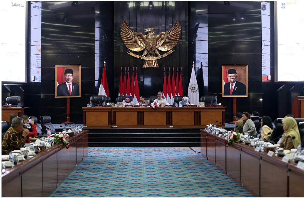 adan Anggaran (Banggar) DPRD DKI Jakarta bersama Tim Anggaran Pemerintah Daerah (TAPD) menyepakati angka Kebijakan Umum Anggaran dan Plafon Prioritas Anggaran Sementara (KUA-PPAS) APBD tahun angggaran 2024 sebesar Rp81.580.775.411.048. Ketua Banggar DPRD DKI Jakarta Prasetyo Edi Marsudi mengetuk palu sebagai tanda persetujuan anggota Banggar yang telah melakukan pembahasan bersama TAPD selama dua hari sejak Senin (11/9) kemarin hingga hari ini dan dilanjutkan dengan Rapat Pimpinan Gabungan (Rapimgab). “Dengan selesainya penjelasan eksekutif dan tanggapan anggota Badan Anggaran pada hari ini terkait rancangan KUA-PPAS tahun anggaran 2024 sebesar Rp81,5 triliun disetujui,” ujarnya di gedung DPRD DKI Jakarta, Selasa (12/9). Di kesempatan yang sama, Ketua TAPD DKI Jakarta Joko Agus Setyono menjelaskan, angka tersebut didapat dari proyeksi pendapatan daerah, penerimaan pembiayaan serta pinjaman daerah untuk mendukung penanganan masalah sampah dengan program refuse derived fuel (RDF) plant. “Ketetapannya Rp81,5 triliun itu sudah termasuk dengan pinjaman ke PT SMI, penerimaan pembiayaan, dan penerimaan utang,” ucapnya. Sementara, Kepala Badan Pengelola Keuangan dan Anggaran Daerah (BPKAD) Michael Rolandi Cesnanta Brata mengatakan, penyusunan KUA-PPAS tahun 2024 sudah melewati penghitungam perencanaan yang matang dan realistis. “Untuk penyusunan anggaran tahun 2024 kita sudah mencoba serealistis mungkin. Kami sesuaikan dengan realisasi-realisasi yang pernah terjadi di tahun-tahun sebelumnya,” ungkapnya. Ia juga menjelaskan, Pemprov DKI Jakarta telah berkonsultasi dengan Kementerian Keuangan RI untuk melakukan pinjaman daerah dari PT SMI yang rencananya akan dipakai untuk pembangunan tempat pengelolaan sampah dengan teknologi RDF. “Nah pinjaman daerah baik yang jangka menengah maupun jangka panjang sesuai dengan regulasi harus atas persetujuan dewan. Kita masukan bersamaan dengan KUA-PPAS 2024 dan surat persetujuan dewan. Nilai tersebut sudah termasuk pembiayaan RDF Plant yang dapat pinjaman dari PT SMI,” terangnya. Michael memaparkan besaran KUA-PPAS APBD tahun 2024 Rp81,5 triliun terdiri dari rancangan proyeksi pendapatan daerah di sepanjang tahun 2024 sebesar Rp72,3 triliun. Dengan rincian, Pendapatan Asli Daerah (PAD) Rp52,3 triliun, Pendapatan Transfer Rp19,2 triliun, Lain-lain Pendapatan Daerah yang sah Rp722,1 miliar. Kemudian Penerimaan Pembiayaan sebesar Rp9,2 triliun yang terdiri dari Sisa Lebih Perhitungan Anggaran (SiLPA) tahun sebelumnya Rp3,82 triliun dan Penerimaan Pinjaman Daerah Rp5,41 triliun. Sedangkan rancangan belanja daerah sebesar Rp71,8 triliun dengan rincian, Belanja Operasi Rp58,8 triliun, Belanja Modal Rp11,4 triliun, Belanja Tidak Terduga (BTT) Rp1,1 triliun dan Belanja Transfer Rp318,3 miliar. Kemudian pengeluaran pembiayaan sebesar Rp9,7 triliun yang terdiri dari Penyertaan Modal Daerah (PMD) Rp7,9 triliun, dan pembiayaan cicilan pokok hutang yang jatuh tempo Rp1,8 triliun.