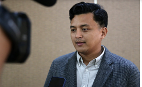 Komisi E DPRD Provinsi DKI Jakarta menyetujui anggaran sebesar Rp9,14 miliar untuk Dinas Perpustakaan dan Arsip (Dispusip) pada Raperda Perubahan APBD tahun anggaran 2023. Wakil Ketua Komisi E DPRD DKI Jakarta Anggara Wicitra S mengatakan, anggaran tersebut diberikan sebagai bentuk dukungan peningkatan literasi anak melalui Ruang Publik Terpadu Ramah Anak (RPTRA). Peningkatan minat baca untuk anak sejauh ini juga merupakan salah satu aspirasi hasil reses pimpinan dan anggota DPRD DKI Jakarta. “Jadi kita ingin meningkatkan kualitas perpustakaan yang ada di RPTRA. Tentunya dengan mendorong program ini minat baca dan budaya literasi warga DKI dapat terangkat,” ujarnya pada pendalaman Raperda Perubahan APBD 2023 di Bogor, Jawa Barat, Jumat (15/9). Besaran anggaran Rp9,14 miliar untuk meningkatkan literasi anak di RPTRA diberikan dengan rincian sebesar Rp2,95 miliar untuk penambahan rak buku sebanyak 481 unit. Kemudian Rp6,18 miliar untuk pengadaan 72.150 buah buku. Pada kesempatan yang sama Kepala Dinas Perpustakaan dan Arsip (Dispusip) DKI Jakarta, Firmansyah Wahid mengatakan, kegiatan anggaran tersebut akan didistribusikan di seluruh RPTRA di DKI Jakarta. Ia berharap dukungan tersebut akan berdampak luas pada minat baca anak Jakarta. “Tentunya apa yang didorong sama teman-teman di Komisi E ini akan menjadi pemicu supaya kita lebih giat lagi menggerakan budaya baca ditengah masyarakat. Mudah mudahan ini bagian supporting kita sebagai Dispusip untuk lebih memfasilitasi apa yang dibutuhkan masyarakat. Dampak kedepannya budaya baca kita meningkat,” terangnya.