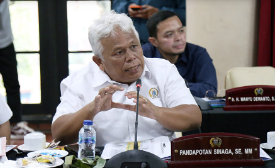Komisi B DPRD Provinsi DKI Jakarta menyetujui penambahan pemberian Public Service Obligation (PSO) atau subsidi layanan Transjakarta dalam Raperda Perubahan APBD tahun 2023 sebesar Rp633 miliar. Meski demikian, Komisi B DPRD DKI Jakarta meminta PT Transportasi Jakarta (Transjakarta) dan Dinas Perhubungan (Dishub) melengkapi dasar kajian penghitungan pemberian subsidi. Penghitungan tersebut diperlukan agar pemberian subsidi terukur dan tepat sasaran. “Tolong kami disajikan dasar perhitungannya. Jangan-jangan yang menikmati PSO selama ini kelas menengah ke atas. Karena selama ini kami nggak pernah dikasih dasar perhitungannya,” ujar Pandapotan Sinaga, Anggota Komisi B dalam rapat pendalaman Raperda Perubahan APBD tahun 2023, Jumat (15/9). Sementara itu, Anggota Komisi B DPRD DKI Jakarta Nur Afni Sajim mendorong PT Transjakarta dan Dishub memberikan jaminan peningkatan layanan yang dapat dirasakan langsung masyarakat pengguna transportasi umum khususnya Transjakarta. Pasalnya Afni mengakui masih sering melihat kekosongan penumpang pada armada yang beroperasi. “Ketika kita memberikan subsidi, masyarakat ini harus mendapatkan pelayanan yang baik. Perlu diperhitungkan ketika di jam-jam kosong penumpang, kenapa bus-bus dan armada mitranya itu harus tetap beroperasi. Kan itu harusnya bisa diefisiensi. Karena ini yang bikin beban subsidi terus membesar,” ungkapnya. Di lokasi yang sama, Asisten Perekonomian dan Keuangan Sekretariat Daerah (Setda) Provinsi DKI Jakarta Sri Haryati menjelaskan, saat ini pihaknya sedang mengkaji dan menyusun dasar perhitungan subsidi pada bidang transportasi. Termasuk didalamnya adalah perbaikan sistem tiket di seluruh angkutan Transjakarta maupun mitranya. “Siapa yang dapat subsidi? Apakan warga Jakarta atau tidak? Saat ini dan yang akan kita lakukan adalah terkait dengan sistem account based ticketing (ABT). Jadi nanti tiketnya nanti itu ada akun kita. Misalnya si A rumahnya dimana, perjalanan mulai dari mana, dari situ kita bisa lihat, dari situ juga kebijakannya akan menyesuaikan apakah misalnya untuk warga Jakarta PSO nya besar sehingga nanti berbeda dengan warga luar Jakarta. Itu sedang kita lakukan kajian. Ini nanti akan kami laporkan misalnya nanti pada saat dibutuhkan penyesuaian tarif,” ungkapnya. Terkait banyaknya armada bus transjakarta ataupun feeder yang tetap beroperasi meskipun tanpa penumpang, Sri mengatakan, saat ini mereka juga sedang mengevaluasi kebutuhan operasional bus setiap jamnya. Sebab diakuinya, jam operasional bus transjakarta maupun armada milik pihak ketiga sangat memengaruhi besaran subsidi. “Kenapa kok banyak bus-bus kosong tetap beroperasi. Kami di Pemprov itu juga melakukan monitoring dan evaluasi terhadap subsidi yang diberikan kepada PT TJ. Sehingga dari hasil pencermatan itu yang kami lakukan adalah perbaikan dan manajemen PSO itu sendiri,” terangnya. Selain itu, kata dia, mereka juga sedang mengevaluasi manajemen operasional bus setiap jamnya. Pihaknya menginginkan agar operasional armada bus maupun feeder disesuaikan dengan traffic pengguna. “Pada saat waktu sibuk (peak hour) semua bus harus keluar. Tapi pada saat yang tidak sibuk maka bus-bus itu harus ditarik. Sehingga pembayaran rupiah per kilometernya juga jadi tidak membebani. Itu sedang kami lakukan kajian. Jadi, bagaimana mengoptimalkan, mengefisienkan dengan terus meningkatkan layanan bus transjakarta itu juga sudah kami lakukan, hasilnya akan kami laporkan,” Papar Sri.