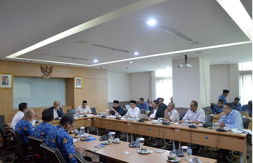 Panitia Khusus (Pansus) Jakarta Pasca Perpindahan Ibu Kota Negara (IKN) DPRD DKI Jakarta berharap Pemerintah Provinsi (Pemprov) memperjuangkan poin kerja sama kawasan regional dalam Rancangan Undang-Undang (RUU) Daerah Khusus Jakarta. Ketua Pansus Pantas Nainggolan mengatakan, poin tersebut mengimplementasikan pembentukan Dewan Kawasan (Dewas) untuk wilayah Jakarta, Bogor, Depok, Tangerang, Bekasi, Puncak, dan Cianjur (Jabodetabekpunjur). Keberadaan Dewan Kawasan tersebut bertujuan untuk menuntaskan sejumlah persoalan Jakarta yang beririsan langsung dengan kota penyangga yang selama ini diperankan pemerintah pusat. “Dengan daerah penyangga itu, bisa membantu terurainya kemacetan, penyelesaian kekurangan ruang terbuka hijau, dan juga mampu menyelesaikan masalah banjir di wilayah Jakarta,” ujarnya di gedung DPRD DKI Jakarta, Selasa (19/9). Setidaknya ada sembilan subtansi pokok dalam RUU Daerah Khusus Jakarta yang akan diusulkan Pemprov DKI Jakarta, yakni Judul, Kedudukan, Fungsi, Daerah Pemilihan, Organisasi dan Perangkat Daerah, Kewenangan Khusus, Kewenangan Khusus Penunjang, Pendanaan, dan Kerja Sama dan Kawasan Regional. Pantas menjelaskan, dalam RUU rencananya Dewas Jabodetabekpunjur akan dipimpin oleh Wakil Presiden (Wapres) Ma’ruf Amin. “Jadi mampu mengkoordinasikan itu menjadi satu kawasan terorganisir secara baik sehingga pembangunan juga harmonis dan lain sebagainya. Dan itu saya yakin akan mampu menyelesaikan banyak hal khususnya di Jakarta,” katanya. Di kesempatan yang sama, Sekretaris Daerah (Sekda) DKI Jakarta Joko Agus Setyono menjelaskan, Dewas akan mengkoordinasikan pembangunan antar wilayah dan antar sektor sesuai peraturan perundang-undangan sebagai upaya menyelesaikan permasalahan di Jakarta. “Kerjasama kawasan regional untuk mensinkronkan pembangunan Provinsi Daerah Khusus Jakarta dengan daerah sekitar, maka dibentuk kawasan regional terdiri dari Jakarta Bekasi Depok Tangerang kota Tangerang kemudian Bogor dan Cianjur,” tandasnya.