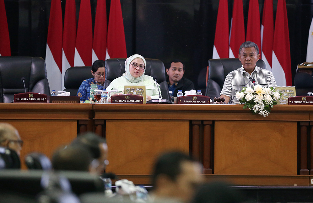 Lima Komisi di DPRD Provinsi DKI Jakarta menyampaikan rekomendasi hasil pembahasan rancangan Peraturan Daerah (Raperda) tentang Perubahan APBD Provinsi DKI Jakarta tahun anggaran 2023 dalam rapat kerja Badan Anggaran (Banggar), Selasa (19/9). Rekomendasi yang disampaikan merupakan hasil dari pembahasan Komisi-komisi dengan SKPD mitra kerja dan pendalaman Badan Anggaran DPRD bersama Tim Anggaran Pemerintah Daerah (TAPD) DKI Jakarta, hingga besaran Perubahan APBD DKI tahun 2023 disepakati sebesar Rp79,5 triliun. Komisi A bidang pemerintahan dalam salah satu rekomendasinya meminta Pemprov DKI segera melakukan pembayaran sisa upah Penyedia Jasa Lainnya Orang Perorangan (PJLP) sesuai Keputusan Gubernur Nomor 1153 Tahun 2022 Tentang Upah Minimum Provinsi Tahun 2023. “Komisi A merekomendasikan Pemprov DKI untuk segera merealisasikan kenaikan gaji pekerja jasa lainnya yang telah lama tertunda. Sebagaimana kita ketahui kenaikan gaji PJLP menjadi komitmen Pemprov DKI sesuai keputusan gubernur nomor 1153 tahun 2022 tentang Upah Minimum Provinsi yang ditandatangani Pj gubernur sebesar Rp4.901.798 pada bulan Desember 2022,” ujar Karyatin Subiyantoro, Sekretaris Komisi A DPRD DKI. Komisi B bidang perekonomian dalam salah satu rekomendasinya mendorong Pemprov agar lebih optimal dalam mengatasi permasalahan terkait kurangnya titik pendistribusian pangan murah disetiap wilayah. “Menyikapi permasalahan pembagian bantuan pangan oleh pemerintah Provinsi DKI Jakarta kepada warga Jakarta yang kurang mampu, Komisi B merekomendasikan agar sistem distribusi bantuan pangan dikembalikan seperti semula agar tidak terjadi antrian panjang di kantor Kecamatan,” kata Ismail, Ketua Komisi B DPRD DKI Jakarta. Komisi C bidang keuangan dalam salah satu rekomendasinya merekomendasikan agar menaikan Pajak Air Tanah (PAT) sebagai upaya mencegah penurunan muka tanah yang terus berlangsung di wilayah DKI Jakarta. “Komisi C DPRD Provinsi DKI Jakarta merekomendasikan kepada eksekutif untuk mempertimbangkan dan mengusulkan kenaikan Pajak Air Tanah dua atau tiga kali lipat yang berlaku saat ini dalam rangka mengendalikan dan menjaga kualitas lingkungan,” ungkap Habib Muhammad bin Salim Alatas, Ketua Komisi C DPRD DKI. Komisi D bidang pembangunan dalam salah satu rekomendasinya meminta Pemprov segera merealisasikan permintaan masyarakat terkait penambahan penerangan cahaya di sejumlah ruas jalan di Jakarta sesuai dengan hasil reses DPRD DKI Jakarta. “Maka perlu adanya peningkatan alokasi di beberapa suku Dinas Bina Marga pada proses perubahan ini untuk memastikan aspirasi masyarakat dimaksud dapat terealisasi dengan tetap memperhatikan kecukupan waktu di dalam pelaksanaannya,” terang Ida Mahmudah, Ketua Komisi D DPRD DKI. Komisi E bidang kesejahteraan masyarakat dalam salah satu rekomendasinya meminta Pemprov DKI Jakarta fokus pada dampak polusi udara dengan menyediakan vitamin dan membagikan masker sebagai pelindung dari paparan polusi udara yang saat ini mengancam keselamatan kelompok usia rentan, salah satunya anak-anak. “Mendorong penyediaan vitamin dan masker untuk sektor pendidikan dalam mengatasi buruknya polusi udara Jakarta dengan cara meningkatkan dan menyediakan anggaran untuk hal tersebut,” tutur Iman Satria, Ketua Komisi E DPRD DKI. Ketua Banggar DPRD DKI Jakarta Prasetyo Edi Marsudi menjelaskan, setelah komisi menyampikan rekomendasi dan dilaksanakan penelitian akhir, maka Raperda akan disahkan menjadi Perda dalam rapat Paripurna pada Selasa 26 September mendatang. “Sesuai hasil rapat Badan Musyawarah (Bamus) yang dilaksanakan tanggal 8 September 2023 disepakati bahwa pelaksanaan permintaan persetujuan DPRD DKI Jakarta bersama Penjabat (Pj) Gubernur mengenai Raperda tentang perubahan APBD tahun anggaran 2023 akan dilaksanakan dalam rapat paripurna DPRD Provinsi DKI Jakarta pada tanggal 26 September 2023,” ungkapnya. Di kesempatan yang sama, Ketua TAPD DKI Jakarta Joko Agus Setyono mengatakan, pihaknya akan segera melakukan input penyesuaian kode rekening komponen belanja kegiatan yang telah disepakati. “Kemudian setelah ini akan dilakukan input penyesuaian anggaran berdasarkan berita acara hasil pembahasan rapat Banggar DPRD dan Rapimgab bersama pimpinan komisi dan eksekutif atas Raperda perubahan APBD Tahun anggaran 2023 termasuk penyesuaian kode akun, penyesuaian analisis standar belanja dan penyesuaian indikator kegiatan,” tandasnya.