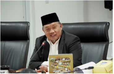 Badan Pembentukan Peraturan Daerah (Bapemperda) DPRD DKI Jakarta menampung 41 usulan rancangan peraturan daerah (Raperda) untuk masuk dalam program pembentukan peraturan daerah (Propemperda) tahun 2024. Seluruhnya merupakan usulan eksekutif, termasuk Raperda yang belum terbahas di tahun ini. Wakil Ketua Badan Pembentukan Peraturan Daerah (Bapemperda) DPRD Provinsi DKI Jakarta Abdurrahman Suhaimi mengatakan, keseluruhan usulan eksekutif akan dipadukan dengan usulan dari sembilan Fraksi yang ada dan diseleksi skala prioritasnya untuk kemudian dipastikan masuk dalam Propemperda tahun 2024 mendatang. “Ya ini usulan ini masukan yang positif, baik dari eksekutif nanti kita akan padukan dari usulan-usulan fraksi yang menyuarakan kebutuhan masyarakat,” ujarnya di gedung DPRD DKI Jakarta, Jumat (22/9). Di kesempatan yang sama, Ketua Forum Warga Kota Azaz Tigor Nainggolan meminta Raperda Kawasan Tanpa Rokok untuk diprioritaskan agar warga bisa mendapatkan kebebasan dan keadilan di ruang terbuka. “Pembahasan ataupun pengesahan dari kawasan tanpa rokok di Jakarta ini bisa diselesaikan dan juga dibutuhkan untuk membangun masyarakat atau Warga Jakarta akan bahayanya rokok,” ucapnya. Sementara, Pelaksana tugas (Plt) Kepala Biro Hukum Setda Provinsi DKI Jakarta Fadjar menuturkan, sebanyak 41 Raperda yang diusulkan merupakan himpunan dari organisasi perangkat daerah (OPD) dan Raperda wajib yang harus dibahas setiap tahunnya. “Beberapa dari total 41 usulan Raperda yang diajukan merupakan wajib di antaranya APBD. Selebihnya ada juga Perda pendelegasian yakni pajak dan retrebusi daerah yang merupakan amanat dari UU Nomor 1 tahun 2022 tentang Hubungan Keuangan antara Pemerintah Pusat dan Pemerintah Daerah,” ungkapnya. Masing-masing dari Raperda tersebut yakni, Raperda tentang APBD tahun anggaran 2024, Raperda tentang Perubahan APBD tahun anggaran 2024, Raperda tentang APBD tahun anggaran 2025, Raperda tentang Pertanggungjawaban Pelaksanaan Anggaran Pendapatan dan Belanja Daerah Tahun 2023, Raperda tentang Jaringan Utilitas, Raperda tentang Pengendalian Lalu Lintas Secara Elektronik, dan Raperda tentang Rencana Induk Transportasi. Selanjutnya, Raperda tentang Pengelolaan Barang Milik Daerah, Raperda tentang Perubahan Bentuk Perseroan Terbatas Food Station Tjipinang Jaya Menjadi Perseroan Terbatas Food Station Tjipinang Jaya (Perseroda), Raperda tentang Pencabutan Perda Nomor 11 Tahun 1992 tentang Penataan dan Pengelolaan Kepulauan Seribu Kotamadya Jakarta Utara, Raperda tentang Pencabutan Perda Nomor 2 Tahun 2011 tentang Pendaftaran Penduduk dan Pencatatan Sipil, dan Raperda tentang Perubahan Atas Perda Nomor 4 Tahun 2015 tentang Pelestarian Kebudayaan Betawi. Kemudian, Raperda tentang Perubahan atas Perda Nomor 5 Tahun 2010 tentang Lembaga Musyawarah Keluarahan, Raperda tentang Perubahan Atas Peraturan Daerah Nomor 4 Tahun 2009 tentang Sistem Kesehatan Daerah, Raperda tentang Perubahan Atas Peraturan Daerah Nomor 3 Tahun 1986 tentang Penyidik Pegawai Negeri Sipil di Provinsi DKI Jakarta, Raperda tentang Perseroan Terbatas Mass Rappid Transit Jakarta (Perseroan Daerah), dan Raperda tentang Perubahan Bentuk Hukum Perseroran Terbatas Transjakarta menjadi Perseroan Terbatas Transjakarta (Perseroda). Lalu, Raperda tentang Kawasan Tanpa Rokok, Raperda tentang Penyelenggaraan dan Pengelolaan Pendidikan, Raperda tentang Penyelenggaraan Sistem Pangan, Raperda tentang Pengelolaan Air Limbah, Raperda tentang Pengelolaan Air Minum, Raperda tentang Penyelenggaraan Bantuan Hukum, Raperda tentang Penyelenggaraan Pembangunan Keluarga, Raperda tentang Kemudahan Berusaha, Raperda tentang Rencana umum Energi Daerah Provinsi DKI Jakarta, dan Raperda tentang Rencana Pembangunan Industri Provinsi DKI Jakarta 2023-2043. Raperda tentang Rencana Tata Ruang Wilayah Provinsi Daerah Khusus Ibukota Jakarta Tahun 2022-2042, Raperda tentang Rumah Susun, Raperda tentang Pajak Daerah dan Retribusi Daerah, Raperda tentang Pemberian Insentif dan Kemudahan Investasi di Provinsi DKI Jakarta, Raperda tentang Dana Abadi Pangan, Raperda tentang Fasilitasi Pencegahan, Peredaran, Penanggulangan, dan Penyalahgunaan Narkotika dan Prekursor Narkotika, dan Raperda tentang Partisipasi Masyarakat dalam Penyelenggaran Pemerintah Daerah. Selanjutnya, Raperda tentang Penataan dan Pemberdayaan Pedangang Kaki Lima, Raperda tentang Kearsipan Daerah, Raperda tentang Ketertiban Umum, Raperda tentang Pencabutan Peraturan Daerah Nomor 7 Tahun 2010 tentang Bangunan Gedung, Raperda tentang Penyertaan Modal Daerah Kepada PT JIEP, serta Raperda tentang Perubahan Pendirian Perumda Pembangunan Sarana Jaya.