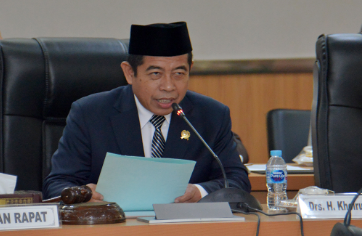 Badan Musyawarah (Bamus) DPRD Provinsi DKI Jakarta menetapkan kembali jadwal Rapat Paripurna pengesahan Peraturan Daerah (Perda) tentang Perubahan Anggaran Pendapatan dan Belanja Daerah (APBD) tahun 2023. Wakil Ketua Bamus DPRD Provinsi DKI Jakarta Khoirudin mengatakan, pengesahan yang semula akan digelar Selasa 26 September 2023 hari ini, diubah menjadi 27 September 2023, Rabu (27/9) besok lantaran kendala kelengkapan data. “Kita beri kesempatan satu hari lagi untuk bisa menyelesaikan seluruh input Raperda yang dimaksud, sehingga besok ketika dimintakan pendapat persetujuan itu sudah selesai semua,” ujarnya di gedung DPRD DKI Jakarta, Selasa (26/9). Sebelum pengesahan Perda tentang Perubahan APBD tahun 2023, Badan Anggaran (Banggar) akan membacakan laporan, lalu permintaaan persetujuan dari anggota secara lisan oleh Pimpinan Rapat Paripura. Dilanjutkan penandatanganan Persetujuan Bersama Pimpinan Dewan dengan Penjabat (Pj) Gubernur DKI Jakarta, Penyerahan Raperda secara simbolis, serta Pendapat Akhir Pj Gubernur DKI Jakarta terhadap Raperda tentang Perubahan APBD Provinsi DKI Jakarta Tahun Anggaran 2023.