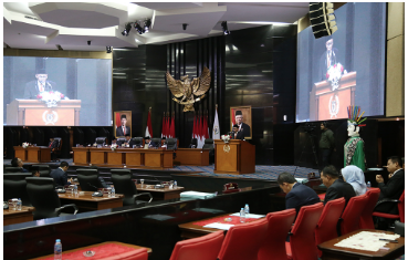 Dewan Perwakilan Rakyat Daerah (DPRD) Provinsi DKI Jakarta mengesahkan rancangan Peraturan Daerah (Raperda) tentang Perubahan APBD tahun anggaran 2023 menjadi Perda dengan besaran Rp79.529.868.233.537 triliun. Pengesahan itu ditandai persetujuan yang disampaikan seluruh anggota DPRD pada Rapat Paripurna penyampaian laporan Badan Anggaran (Banggar) terhadap Raperda tentang Perubahan APBD DKI Tahun Anggaran 2023. Ketua DPRD Provinsi DKI Jakarta Prasetyo Edi Marsudi berharap rekomendasi yang telah diberikan oleh masing-masing komisi bisa secepatnya ditindaklanjuti oleh pihak eksekutif. “Dengan telah disetujuinya Raperda tentang Perubahan APBD Tahun Anggaran 2023 menjadi Perda, maka selanjutnya akan diserahkan kepada Penjabat Gubernur untuk ditindaklanjuti sesuai dengan Peraturan Perundangan yang berlaku,” ujarnya di gedung DPRD DKI Jakarta, Rabu (27/9). Dalam kesempatan yang sama, anggota Banggar DPRD DKI Jakarta Bambang Kusumanto merinci sejumlah postur anggaran yang telah mengalami penyesuaian yang disusun berdasarkan Kebijakan Umum Anggaran dan Plafon Prioritas Anggaran Sementara (KUPA-PPAS) hasil pembahasan bersama Tim Anggaran Pemerintah Daerah (TAPD). Adapun kesepakatan postur Pendapatan Daerah sebesar Rp74,3 triliun menjadi Rp70,6 triliun dan postur Belanja Daerah sebesar Rp74,6 triliun menjadi Rp72,1 triliun dalam Perubahan APBD 2023. Sedangkan postur anggaran Pembiayaan Daerah yang direncanakan sebesar Rp9,4 triliun menjadi Rp8,8 triliun. Besaran tersebut diperoleh dari penyesuaian postur Sisa Lebih Penghitungan Anggaran (SiLPA) Rp8,6 triliun dan Penerimaan Pinjaman Daerah Rp295 miliar. Terakhir, postur Pengeluaran Pembiayaan Daerah pada tahun 2023 direncanakan sebesar Rp9,1 triliun setelah perubahan menjadi sebesar Rp8 triliun, serta Penyertaan Modal (investasi) Pemerintah Daerah sebesar Rp7,2 triliun menjadi Rp5,4 triliun, dan pembayaran Pokok Utang sebesar Rp1,8 triliun. “Dengan demikian, kini Perubahan APBD Tahun Anggaran 2023 menjadi Rp79,5 triliun dari Rp83,7 triliun,” terang Bambang. Selanjutnya Bambang menyampaikan sejumlah rekomendasi dari masing-masing Komisi di DPRD DKI Jakarta. Komisi A Bidang Pemerintahan dalam rekomendasinya meminta Pemprov DKI segera membenahi aturan pelaksanaan program pangan bersubsidi, khususnya pemegang KJP. “Karena untuk mendapatkan pangan bersubsidi tersebut warga Jakarta harus antri dari tengah malam sampai dengan siang hari dengan antrian yang sangat panjang,” katanya. Komisi B Bidang Perekonomian dalam rekomendasinya meminta Pemprov DKI meningkatkan pertumbuhan dan pemulihan perekonomian agar lebih fokus pada program-program yang langsung menyentuh atau berdampak pada peningkatan perekonomian warga DKI Jakarta. “DPRD Provinsi DKI Jakarta merekomendasikan penambahan alokasi anggaran kepada Dinas Ketahanan Pangan, Kelautan dan Pertanian, dan Dinas Perhubungan, dengan fokus kepada subsidi pangan (DKPKP), dan subsidi transportasi (Dinas Perhubungan),” ucapnya. Komisi C pada Bidang Keuangan dalam rekomendasinya meminta Badan Pendapatan Daerah (Bapaenda) DKI Jakarta lebih realistis dalam menghitung dan menetapkan target pendapatan pajak parkir pada perubahan APBD Tahun Anggaran 2023. “Terkait dengan Usulan Perubahan Pendapatan Pajak Parkir, pada Raperda tentang Perubahan APBD Tahun Anggaran 2023, yaitu dari Rp800 miliar pada APBD murni Tahun Anggaran 2023 menjadi Rp450 miliar atau turun Rp350 miliar atau sebesar 56,25%,” tuturnya. Komisi D Bidang Pembangunan dalam rekomendasinya meminta Pemprov DKI Jakarta agar melakukan evaluasi terjadap pengurangan anggaran perencanaan jalan dan jembatan. Sebab, pembangunan serta pemeliharaan jalan perlu diperhatikan pemerataannya di lima wilayah kota administrasi Jakarta. “Atas penyampaian DPRD Provinsi DKI Jakarta terkait perlunya perbaikan jembatan di wilayah Matraman, telah disampaikan bahwa penyusunan perencanaan X-1 sedang dilakukan tahun ini, sementara untuk pekerjaan fisik mohon dapat ditambahkan alokasi anggaran pada Tahun 2024,” terangnya. Komisi E Bidang Kesejahteraan Masyarakat dalam rekomendasinya meminta Dinas Pendidikan menyelesaikan penebusan ijazah dengan melakukan verifikasi dan seleksi data agar akurat. “DPRD Provinsi DKI Jakarta mendorong Dinas memberikan edaran sanksi bagi sekolah swasta yang menahan ijazah bagi siswa yang tidak sanggup membayar biaya-biaya sekolah,” ungkapnya. Sementar Pj Gubernur Provinsi DKI Jakarta Heru Budi Hartono memberikan apresiasi kepada seluruh pimpinan dan anggota DPRD DKI atas kecermatan, ketelitian, dan kesungguhan dalam menelaah seluruh substansi mengenai Perubahan APBD Tahun Anggaran 2023. Pihaknya juga memastikan, seluruh mata anggaran yang termaktub dalam Perda Perubahan APBD 2023 akan dioptimalkan jajaran eksekutif berdasarkan saran, komentar dan rekomendasi yang disampaikan dalam proses pembahasan hingga persetujuan. “Eksekutif berharap sinergi bersama Dewan yang telah terjalin selama ini semakin menguat, terutama dalam mengoptimalkan pelaksanaan berbagai program kerja dan kegiatan tahun 2023. Semoga kinerja Pemerintah Daerah dapat mendorong pertumbuhan ekonomi Jakarta dan meningkatkan kesejahteraan masyarakat Jakarta,” tandasnya.