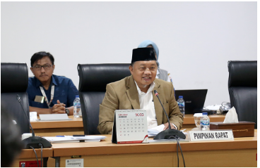 Sebanyak 56 usulan rancangan peraturan daerah (Raperda) akan dirasionalisasi Badan Pembentukan Peraturan Daerah (Bapemperda) DPRD DKI Jakarta, untuk kemudian ditetapkan sebagai program pembentukan peraturan daerah (Propemperda) tahun 2024. Wakil Ketua Bapemperda DPRD DKI Jakarta Abdurrahman Suhaimi mengatakan, rasionalisasi jumlah sangat penting dilakukan agar pembahasan dan pengesahan Perda terukur dan ideal sesuai target yang ditetapkan. Unsur urgensitas, kesiapan hingga memenuhi syarat Naskah Akademik (NA) misalnya, akan dijadikan parameter Raperda untuk masuk ke dalam Propemperda. “Di tahun 2024 kira-kira berapa nanti yang bisa kita bahas. Kita berharap minimal 30% dari usulan itu bisa kita selesaikan,” ujarnya di gedung DPRD DKI Jakarta, Rabu (4/10). Sementara Kepala Bidang Peraturan Perundang-undangan Biro Hukum Pemprov DKI Jakarta Fadjar menjelaskan dari 56 usulan, 41 diantaranya merupakan usulan dari pihak eksekutif. Adapun 41 usulan Elsekutif yakni Raperda tentang Anggaran Pendapatan Belanja Daerah Tahun 2024, Raperda Perubahan Anggaran Pendapatan dan Belanja Daerah Tahun Anggaran 2024, Raperda Anggaran Pendapatan dan Belanja Daerah Tahun Anggaran 2025, Raperda Pertanggungjawaban Pelaksanaan Anggaran Pendapatan dan Belanja Daerah Tahun 2023. Lalu Raperda Jaringan Utilitas, Raperda Lalu Lintas Secara Elektronik, Raperda Rencana Induk Transportasi, Raperda Pengelolaan Barang Milik Daerah, Raperda Perubahan bentuk Perseroan Terbatas Food Station Tjipinang Jaya menjadi Perseroan Terbatas Food Station Tjipinang Jaya (Perseroan Daerah), Raperda Pencabutan Perda nomor 11 tahun 1992 tentang Penataan dan Pengelolaan Kepulauan Seribu Kotamadya Jakarta Utara. Kemudian Raperda Pencabutan Perda nomor 2 tahun 2011 tentang Pendaftaran Penduduk dan Pencatatan Sipil, Raperda Perubahan Atas Perda nomor 4 tahun 2015 tentang Pelestarian Kebudayaan Betawi, Raperda Perubahan atas Perda nomor 5 tahun 2010 tentang Lembaga Musyawarah Kelurahan, Raperda Perubahan atas peraturan daerah nomor 4 tahun 2009 tentang Sistem Kesehatan Daerah, Raperda Perubahan atas Perda nomor 3 tahun 1986 tentang Penyidik Pegawai Negeri Sipil di Provinsi DKI Jakarta. Raperda tentang Perseroan Terbatas Mass Rapit Transit Jakarta (Perseroan daerah), Raperda Perubahan bentuk hukum Perseroan Terbatas Transjakarta menjadi Perseroan Terbatas Transjakarta (Perseroan Daerah), Raperda Perseroan Terbatas Jakarta Industrial Estate Pulogadung (Perseroan Daerah), Raperda Kawasan Tanpa Rokok, Raperda Penyelenggaraan dan Pengelolaan Pendidikan, Raperda Penyelenggaraan Sistem Pangan, Raperda Pengelolaan Air Limbah Domestik, Raperda Pengelolaan Air Minum, Raperda Penyelenggaraan Bantuan Hukum, Raperda Penyelenggaraan Pembangunan Keluarga. Setelah itu Raperda Kemudahan Berusaha, Raperda Rencana Umum Energi Daerah Provinsi DKI Jakarta, Raperda Pembangunan Industri Provinsi DKI Jakarta 2023-2043, Raperda Rencana Tata Ruang Wilayah Provinsi DKI Jakarta Tahun 2022-2042, Raperda Rumah Susun, Raperda Pajak Daerah dan Retribusi Daerah, Raperda Pemberian Insentif dan Kemudahan Investasi di Provinsi DKI Jakarta, Raperda Dana Abadi Pangan, Raperda Fasilitasi Pencegahan Peredaran Penanggulangan dan Penyalahgunaan Narkotika dan Perkusor Narkotika, Raperda tentang Partisipasi Masyarakat Dalam Penyelenggaraan Pemerintah Daerah. Selanjutnya Raperda Penataan dan Pemberdayaan Pedagang Kaki Lima, Raperda Kearsipan Daerah, Raperda Ketertiban Umum, Raperda Pencabutan Peraturan Daerah nomor 7 tahun 2010 tentang Bangunan Gedung, Raperda Penyertaan Modal Daerah kepada PT JIEP, Raperda Perubahan Pendirian Perumda Pembangunan Sarana Jaya serta Raperda Rukun Tetangga dan Rukun Warga. Sementara 15 usulan dari legislatif yakni Raperda Ketenagakerjaan, Raperda Pengelolaan Air Minum, Raperda BUMD Migas, Raperda Perlindungan UMKM, Raperda Pelayanan Umum Pemda, Raperda Sistem Transportasi Daerah, Raperda Ruang Bawah Tanah, Raperda Penanganan Orang Asing, Raperda Pajak Restoran, Raperda Perkoperasian, Raperda Fakir Miskin, Raperda Rencana Perlindungan dan Pengelolaan Lingkungan Hidup, Raperda Perlindungan Perempuan dan Anak, Raperda Penyelenggaraan Pesantren, dan Raperda Pengendalian Pencemaran Udara.
