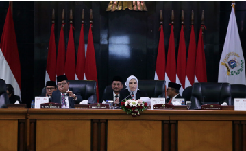 Dewan Perwakilan Rakyat Daerah (DPRD) Provinsi DKI Jakarta segera menindaklanjuti Rancangan Peraturan daerah (Raperda) tentang Anggaran Pendapatan dan Belanja Daerah (APBD) tahun anggaran 2024 yang diusulkan Pemerintah Provinsi (Pemprov) DKI. Wakil Ketua DPRD Provinsi DKI Jakarta Zita Anjani mengatakan, sesuai ketentuan pasal 104 Peraturan Pemerintahan Nomor 12 tahun 2019 tentang Pengelolaan Keuangan Daerah, disebutkan bahwa Kepala Daerah wajib mengajukan Raperda tentang APBD disertai penjelasan dan dokumen pendukung kepada DPRD paling lambat 60 hari sebelum satu bulan tahun anggaran berakhir untuk memperoleh persetujuan bersama antara Kepala Daerah dan DPRD. “Selanjutnya Fraksi-Fraksi DPRD Provinsi DKI Jakarta akan menyampaikan pemandangan umumnya terhadap Raperda tentang APBD DKI Tahun Anggaran 2024 pada hari Senin 9 Oktober 2023,” ujarnya usai Paripurna Penyampaian Pidato Pj Gubernur mengenai Raperda tentang APBD 2024 di gedung DPRD DKI Jakarta, Kamis (5/10). Sementara Penjabat (Pj) Gubernur DKI Jakarta Heru Budi Hartono dalam pidatonya menjelaskan rincian Raperda tentang APBD tahun anggaran 2024 mengalami kenaikan sebesar 2,58% menjadi Rp81,5 trilun, dari Rancangan Perubahan APBD tahun anggaran 2023 sebesar Rp79,5 triliun. “Pendapatan Daerah pada APBD Tahun Anggaran 2024 direncanakan sebesar Rp72,3 triliun atau mengalami kenaikan sebesar 2,42 persen dibandingkan dengan Rancangan Perubahan APBD Tahun 2023 yang hanya Rp70,6 triliun,” ujarnya. Kemudian Heru merinci, rencana Pendapatan Daerah tersebut berasal dari Pendapatan Asli Daerah (PAD) Rp52,3 triliun, Pendapatan Transter Rp19,2 triliun, serta Lain-lain Pendapatan Daerah yang Sah Rp722,12 miliar. Selanjutnya Belanja Daerah tahun 2024 direncanakan sebesar Rp71,8 triliun yang terdiri dari Belanja Operasi, Belanja Modal, Belanja Tidak Terduga, dan Belanja Transfer. “Adapun persentase terbesar Belanja Daerah akan dipakai untuk urusan pendidikan sebesar Rp17,1 triliun atau 23,88% serta untuk urusan kesehatan sebesar Rp10,4 triliun atau 20,14%,” kata Heru. Lalu untuk penerimaan pembiayaan daerah direncanakan sebesar Rp9,2 triliun yang berasal dari Sisa Lebih Perhitungan Anggaran (SiLPA) tahun sebelumnya dengan proyeksi Rp3,8 triliun dan Penerimaan Pinjaman Daerah sebesar Rp5,4 triliun. Sedangkan untuk Pengeluaran Pembiayaan direncanakan sebesar Rp9,7 triliun yang dialokasikan kepada Badan Usaha Milik Daerah berupa Penyertaan Modal Daerah (PMD) sebesar Rp7,9 triliun serta Pembayaran Cicilan Pokok Utang yang Jatuh Tempo Rp1,8 triliun.