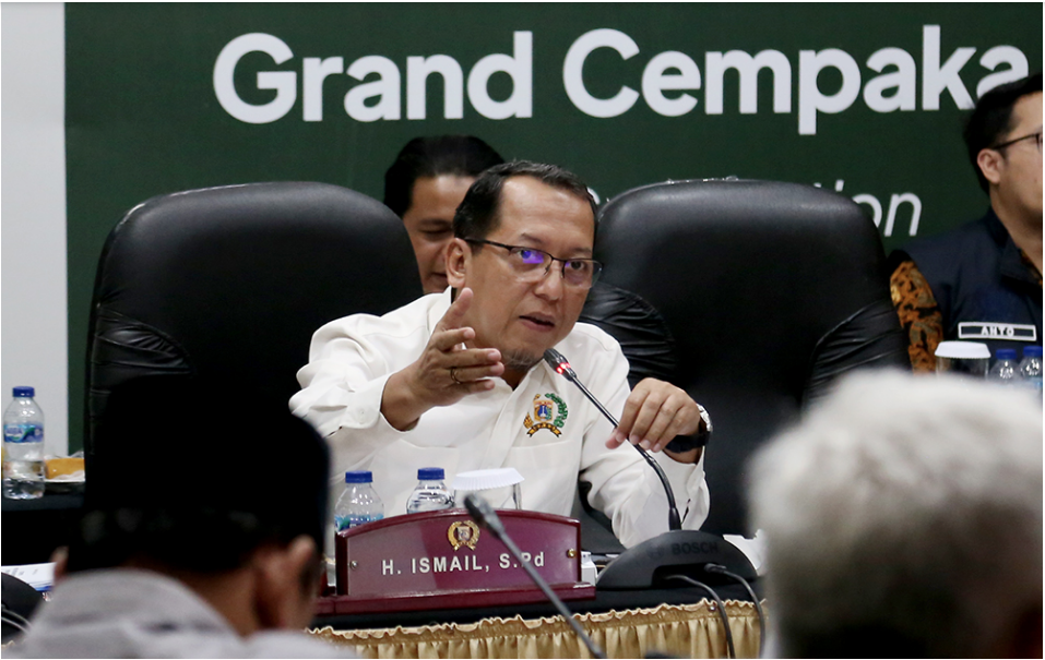 Komisi B DPRD Provinsi DKI Jakarta meminta Badan Usaha Milik Daerah (BUMD) penerima penyertaan modal daerah (PMD) di tahun 2024 melengkapi rencana kerja yang matang, agar realisasi dari modal yang diberikan pemerintah terukur dan tepat sasaran. Ketua Komisi B DPRD DKI Jakarta Ismail menyampaikan, setidaknya ada tiga BUMD mitra yang mengusulkan PMD di tahun 2024. masing-masing PT Jakarta Propertindo, PT Mass Rapid Transit (MRT) Jakarta, dan PT Penjaminan Kredit Daerah (Jamkrida). “Kita akan meminta mereka buat timeline. Tentunya harus tercermin dari progres pekerjaannya. Timeline juga bisa menjadi acuan kami dalam melakukan fungsi pengawasan dan evaluasi dari penyerapan anggaran,” ujarnya di Grand Cempaka Bogor, Jawa Barat, Selasa (10/10). Di lokasi yang sama, Direktur Utama PT Jakarta Propertindo Iwan Takwin menjelaskan, pihaknya mengusulkan PMD sebesar Rp2,5 triliun dalam Raperda APBD tahun anggaran 2024. PMD itu nantinya akan digunakan untuk melanjutkan pembangunan LRT fase 1B rute Velodrome-Manggarai. “Target kami di penghujung tahun 2024 nanti terbangunnya atau dimulainya operasi parsial, artinya aktivasi stasiun sampai Pramuka untuk kemudian kami lakukan trial operation. Kami juga meyelesaikan infrastruktur jalan dan jembatan sampai Manggarai,” terangnya. Kemudian Direktur Utama PT MRT Jakarta Tuhiyat menjelaskan, PMD yang diajukan tahun 2024 sebesar Rp5,1 triliun untuk tiga program prioritas. Masing-masing, melanjutkan pembangunan MRT fase 2A dari Bundaran HI hingga Kota, memulai pembangunan MRT Fase 2B dari Kota ke Ancol, dan perencanaan MRT Fase 3 Timur-Barat. “Pertama Fase 2A yang saat ini pembangunannya baru 26% dan kita lanjutkan di tahun 2024. Kedua, memulai fase 2B Kota ke Ancol. Ini bentuknya kajian. Ketiga, secara paralel kita melakukan groundbreaking untuk pembangunan Timur-Barat dari Ujung Menteng sampai Tomang. Panjangnya 24,5 kilometer” ungkapnya. Lalu Direktur Utama PT Jamkrida Jakarta Agus Supriadi mengatakan, PMD yang diajukan Rp200 miliar akan digunakan untuk pengembangan bisnis dan peningkatan kemampuan penjaminan di tahun 2024. “Dengan PMD, tentu kami akan membuat inovasi mengedepankan pelayanan penjaminan pembiayaan. Kita akan terus mengembangkan sistem house to house dengan mitra perusahaan dan sistem onlen untuk penjaminan,” tandasnya.