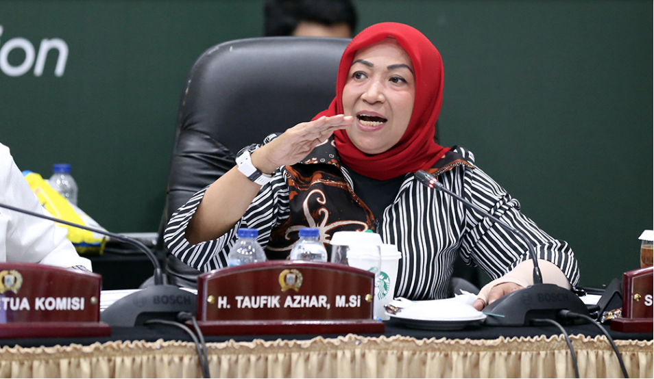 Komisi B DPRD Provinsi DKI Jakarta memberikan persetujuan untuk usulan penambahan program pangan murah bersubsidi dalam Raperda APBD tahun anggaran 2024. Sekretaris Komisi B DPRD DKI Jakarta Wa Ode Herlina mewanti, SKPD dan BUMD bidang pangan harus menjamin ketersediaan stok, sehingga distribusi subsidi pangan murah melalui Kartu Jakarta Pintar (KJP) berjalan lancar dan sesuai sasaran. Tidak boleh lagi ada penumpukan antrean di kalangan masyarakat penerima manfaat subsidi pangan murah. “Saya sependapat betul kalo bisa ditambah, ditambah tapi titik distribusinya supaya ditambah juga,” ujarnya di Grand Cempaka Bogor, Jawa Barat, Rabu (11/10). Di kesempatan yang sama, Kepala Dinas Ketahanan Pangan, Kelautan dan Pertanian Provinsi DKI Jakarta Suharini Eliawati menjelaskan, pangan bersubsidi tersebut akan didistribusikan untuk 924 ribu penerima manfaat. “Awalnya kita ajukan Rp761 miliar, dan setelah dihitung kita ajukan penambahan Rp32 miliar sehingga totalnya Rp793 miliar. Namun karena diminta penambahan, jadi kita samakan saja anggarannya dengan tahun 2023 sebesar Rp985.227.407.070 dengan jumlah penerima 924.332 orang,” ungkapnya. Perumda Dharma Jaya sebelumnya telah memastikan bahwa distribusi subsidi pangan murah telah berjalan lancar dan sesuai sasaran. Mereka telah menerapkan berbagai kebijakan untuk mencegah kemungkinan penumpukan antrean. Direktur Utama Perumda Dharma Jaya Raditya Endra Budiman menuturkan langkah-langkah yang diambil perusahaan ini tidak hanya bertujuan menjaga ketertiban dan kenyamanan dalam distribusi pangan murah, tetapi juga memastikan bantuan ini tepat sasaran. Salah satu kebijakan yang diterapkan yakni pemberian nomor antrean kepada masyarakat penerima manfaat satu hari sebelum hari pendistribusian. Hal ini bertujuan meminimalkan waktu yang dihabiskan masyarakat dalam antrean saat pengambilan subsidi pangan murah. Dharma Jaya juga membatasi jumlah masyarakat penerima manfaat hingga 300 orang per hari.