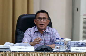 Komisi E DPRD DKI Jakarta memberikan persetujuan anggaran sebesar Rp30 miliar di tahun 2024 kepada Dinas Kebudayaan DKI untuk modernisasi Museum Wayang Jakarta yang berlokasi di Kota Tua, Taman Sari Jakarta Barat. Sekretaris komisi E DPRD DKI Jakarta, Johnny Simanjuntak berharap dengan adanya perombakan total, Museum Wayang bisa menjadi lebih modern dan mampu menarik minat generasi milenial untuk berkunjung serta mengetahui sejarah wayang dari seluruh Indonesia. “Ini agar menarik kalangan milenial, dan anak-anak muda. Jadi saya pikir modernisasi ini adalah suatu kebutuhan,” ujarnya di Grand Cempaka Bogor, Jawa Barat, Kamis (12/10). Di kesempatan yang sama, anggota dewan komisi E Ima Mahdiah meminta Dinas Kebudayaan menggandeng Dinas Pendidikan untuk mewajibkan para pelajar mengunjungi museum dan menyebarkan ke sosial media sebagai bentuk promosi kepada masyarakat. “Menurut saya daripada promosinya mahal-mahal lebih baik pake anak-anak sekolah. Sekarang mereka jago bikin konten, dan dijadikan tugas,” ucapnya. Sementara Kepala Unit Pengelola Museum Seni Dinas Kebudayaan Sri Kusumawati menyampaikan, modernisasi Museum Wayang akan memadukan teknologi dan wajah baru yang tentunya lebih modern, serta dapat dinikmati oleh semua kalangan masyarakat, khususnya anak muda milenial. “Kami akan mengajukan pemanfaatan teknologi untuk melakukan renovasi 360 derajat pada Museum Wayang menjadi sebuah museum yang modern,” tandasnya.