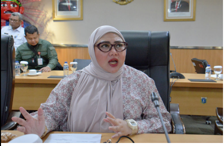 Dewan Perwakilan Rakyat Daerah (DPRD) DKI Jakarta segera membahas empat Rancangan Peraturan Daerah (Raperda). Masing-masing yakni Raperda tentang Pajak Daerah dan Retribusi Daerah, Raperda tentang Penyelenggaraan Sistem Pangan, Raperda tentang Pencabutan Perda Nomor 2 tahun 2011 tentang Pendaftaran Penduduk dan Pencatatan Sipil, Raperda tentang Perubahan Atas Perda Nomor 5 tahun 2010 tentang Lembaga Musyawarah Kelurahan. Berdasarkan hasil rapat Badan Musyawarah (Bamus) DPRD DKI Jakarta, pembahasan akan dimulai dengan Rapat Paripurna penyampaian penjelasan Gubernur DKI Jakarta terhadap empat Raperda pada Senin 23 Oktober, pekan depan. Selanjutnya masing-masing Fraksi akan menyusun Pandangan Umum dan disampaikan dalam Rapat Paripurna pada Rabu 25 Oktober 2023. “Tadi kami sudah menyepakati jadwal yang sudah disusun oleh Sekretariat Dewan mengenai jadwal untuk pembahasan, penyampaian pandangan fraksi dan finalisasi,” ujar Ranny Mauliani, Wakil Ketua Bamus di gedung DPRD DKI Jakarta, Rabu (18/10). Setelah itu, DPRD akan mendengar jawaban Pelaksana Tugas (Plt) Gubernur DKI Jakarta terhadap empat Raperda yang rencananya dijadwalkan pada Senin 30 Oktober 2023. Barulah awal November Badan Pembentukan Peraturan Daerah (Bapemperda) DPRD DKI melakukan pembahasan dengan satuan kerja perangkat daerah (SKPD) terkait. “Ada empat Raperda yang akan dibahas Bapemperda bersama stakeholder di sisa waktu tahun 2023. Kita akan tuntaskan itu,” tandasnya. Usai pembahasan, Bapemperda DPRD DKI akan menyampaikan hasilnya dalam rapat pimpinan gabungan, lalu mengirimkan Raperda tersebut kepada Kementerian Dalam Negeri (Kemendagri) untuk segera di fasilitasi dan di sahkan dalam Rapat Paripurna pada Desember 2023 mendatang.