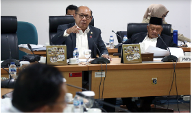 Sebanyak 31 Raperda berhasil dihimpun Badan Pembentukan Peraturan Daerah (Bapemperda) DPRD DKI Jakarta untuk masuk ke dalam Program Pembentukan Peraturan Daerah (Propemperda) tahun 2024. Ketua Bapemperda Provinsi DKI Jakarta Pantas Nainggolan mengatakan, 31 Raperda tersebut merupakan hasil perhitungan skala prioritas untuk dibahas dan disahkan. Sebelumnya ada sebanyak 52 Raperda usulan eksekutif dan legislatif yang diproyeksikan masuk dalam Propemperda 2024. “Ini dorongan kepada jajaran eksekutif untuk mempersiapkan segala sesuatunya lebih cepat dan mengajukannya tepat pada waktunya. Rapat berikutnya akan kita sortir lagi menjadi jumlah yang realistis untuk dicapai,” ujarnya di gedung DPRD DKI Jakarta, Senin (23/10). Di kesempatan yang sama, Sekretaris Daerah (Sekda) Provinsi DKI Jakarta Joko Agus Setyono mengatakan, jumlah usulan Propemperda 2024 tersebut masih dipertimbangkan. Sebab menurut ketentuan Peraturan Menteri Dalam Negeri (Permendagri) 120 Tahun 2018 tentang Perubahan atas Permendagri 80 tahun 2015 tentang Pembentukan Produk Hukum Daerah, penambahan usulan paling banyak hanya 25 persen dari jumlah Perda yang ditetapkan di tahun 2023. Ia pun berharap Raperda yang diusulkan bisa terbahas semua di tahun 2024, sehingga kebutuhan masyarakat ataupun kebijakan yang dikeluarkan oleh Pemprov DKI dapat terakomodir serta dilandasi oleh payung hukum yang jelas. “Karena tujuan kita agar semua kegiatan di Pemprov DKI Jakarta itu memiliki landasan hukum yang kuat sehingga kita tidak ragu untuk melaksanakannya,” ungkapnya. 31 usulan sementara Propemperda Tahun 2024 diantaranya yakni Raperda Perubahan Anggaran Pendapatan dan Belanja Daerah Tahun Anggaran 2024, Raperda Anggaran Pendapatan dan Belanja Daerah Tahun Anggaran 2025, Raperda Pertanggungjawaban Pelaksanaan Anggaran Pendapatan dan Belanja Daerah Tahun 2023, dan Raperda Jaringan Utilitas. Lalu, Raperda Pengelolaan Barang Milik Daerah, Raperda Pengendalian Lalu Lintas Secara Elektronik, Raperda Rencana Induk Transportasi Jakarta, Raperda Perubahan atas Peraturan Daerah Nomor 4 Tahun 2009 tentang Sistem Kesehatan Daerah, Raperda Perubahan atas Perda Nomor 3 Tahun 1986 tentang Penyidik Pegawai Negeri Sipil di Provinsi DKI Jakarta, Perseroan Terbatas Mass Rapid Transit Jakarta (Perseroan Daerah), dan Raperda Perubahan Bentuk Hukum Perseroan Terbatas Transjakarta Menjadi Perseroan Terbatas Transjakarta (Perseroan Daerah). Selanjutnya, Raperda Kawasan Tanpa Rokok, Raperda Perseroan Terbatas Jakarta Industrial Estate Pulogadung (Perseroan Daerah), Raperda Penyelenggaraan dan Pengelolaan Pendidikan, Raperda Penyelenggaraan Bantuan Hukum, Raperda Pengelolaan Air Minum, Raperda Rencana Pembangunan Industri Provinsi DKI Jakarta 2023-2043, Raperda Rencana Tata Ruang Wilayah Provinsi Daerah Khusus Ibukota Jakarta Tahun 2022-2042, Raperda Rumah Susun, Raperda Pajak Daerah dan Retribusi Daerah, Raperda Pemberian Insentif dan Kemudahan Investasi di Provinsi DKI Jakarta, serta Raperda Fasilitasi Pencegahan, Peredaran, Penanggulangan, dan Penyalahgunaan Narkotika dan Prekursor Narkotika. Kemudian Raperda Penataan dan Pemberdayaan Pedagang Kaki Lima, Raperda Perkeretaapian, Raperda Pencabutan Peraturan Daerah Nomor 7 Tahun 2010 tentang Bangunan Gedung, Raperda Penyertaan Modal Daerah kepada PT JIEP, Raperda Perubahan Pendirian Perumda Pembangunan Sarana Jaya, Raperda PT Bank DKI, Raperda Penguatan Ideologi Pancasila, Raperda Penyelenggaraan Sistem Pangan, dan Raperda Pengelolaan Air Limbah Domestik.