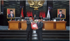 Pemerintah Provinsi (Pemprov) DKI Jakarta mengusulkan dibahasnya Raperda tentang Penyelenggaraan Sistem Pangan. Keberadaan Raperda tersebut diharapkan dapat menjadikan Jakarta memiliki kekuatan terhadap ketahanan pangan. Wakil Ketua DPRD DKI Jakarta Misan Samsuri mengatakan, saat ini Jakarta masih kerap mengalami lonjakan harga di komoditas tertentu. Seperti contoh, beras, telur dan daging. Kelangkaan juga harus menjadi fokus pemerintah karena sangat erat kaitannya dengan lonjakan harga. “Raperda Pangan ini penting. Jangan sampai nanti masyarakat Jakarta itu tidak bisa membeli atau mendapatkan pangan murah. Paling tidak nanti ada pendistribusian (pangan) yang bagus dan harga-harganya terjangkau,” ujarnya usai rapat Paripurna penyampian pidato Gubernur di gedung DPRD DKI Jakarta, Senin (23/10). Raperda tentang Penyelenggaraan Sistem Pangan menjadi salah satu dari tiga Raperda lainnya yang disampaikan Pj Gubernur DKI Jakarta Heru Budi Hartono dalam rapat paripurna. Masing-masing yakni Raperda tentang Perubahan atas Peraturan Daerah nomor 5 Tahun 2010 tentang Lembaga Musyawarah Kelurahan (LMK), Raperda tentang Pencabutan Peraturan Daerah nomor 2 Tahun 2012 tentang Pendaftaran Penduduk dan Pencatatan Sipil, serta Raperda tentang Pajak Daerah dan Retribusi Daerah. Misan juga mengimbau agar Badan Pembentukan Peraturan Daerah (Bapemperda) melakukan pembahasan tiga Raperda lainnya secara optimal, meskipun pembahasan dilakukan dalam waktu bersamaan. “Pastinya soal Raperda Sistem Pengelolaan Pangan, Raperda tentang kependudukan, Raperda tentang LMK, dan Raperda tentang retribusi ini menurut saya adalah Raperda tentang kehidupan keluarga Jakarta yang juga penting. Maka lakukan pembahasan dengan optimal,” ucapnya. Sementara itu, Penjabat (Pj) Gubernur DKI Jakarta Heru Budi Hartono dalam pidatonya menyatakan, Raperda tentang Penyelenggaraan Sistem Pangan sangat penting. Sebab tantangan Jakarta sebagai kota metropolitan cukup kompleks dan kebutuhan untuk kecukupan pangan harus menjadi prioritas. “Jumlah penduduk yang besar dan ketergantungan pangan dari wilayah lain menyebabkan Jakarta memerlukan cadangan pangan yang cukup dan jaminan suplay yang memadai. Harus tepat jumlah, tepat mutu, tepat waktu, dan tepat harga,” terangnya. Lalu terkait Raperda tentang Perubahan atas Peraturan Daerah nomor 5 Tahun 2010 tentang Lembaga Musyawarah Kelurahan (LMK), Heru menerangkan perlu adanya penyesuaian untuk mengatur masa jabatan serta larangan rangkap jabatan. “Pengurus LKD dilarang merangkap jabatan pada LKD lainnya dan dilarang menjadi anggota salah satu partai politik. Serta masa bhakti anggota yang selama ini hanya tiga tahun tidak sesuai dengan Permendagri Nomor 18 Tahun 2018. Dimana pengurus LKD memegang jabatan selama lima tahun terhitung sejak tanggal ditetapkan,” ungkapnya. Kemudian Heru mengungkapkan perlunya Pencabutan Peraturan Daerah nomor 2 Tahun 2011 tentang Pendaftaran Penduduk dan Pencatatan Sipil karena sudah tidak relevan. Terlebih Jakarta akan bertransformasi menjadi Kota Global setelah melepas status sebagai Ibukota Negara. “Dengan dicabutnya Peraturan Daerah Nomor 2 Tahun 2011 maka ketentuan lain yang mengatur administrasi kependudukan tetap berpedoman kepada ketentuan peraturan perundang-undangan yang lebih tinggi di atasnya dan berlaku sebagai landasan hukum pelaksanaannya,” ungkapnya. Terakhir, Heru berharap Raperda tentang Pajak Daerah dan Retribusi Daerah mampu mengatur kemudahan berinvestasi di Jakarta, sehingga mampu menaikan pendapatan daerah. “Dengan disahkannya peraturan ini, diharapkan dapat mengoptimalkan Pendapatan Asli Daerah Provinsi DKI Jakarta melalui pemungutan Pajak Daerah dan Retribusi Daerah,” tandasnya.