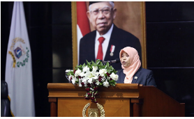 Dewan Perwakilan Rakyat Daerah (DPRD) Provinsi DKI Jakarta berharap Raperda tentang Penyelenggaraan Sistem Pangan yang baru diusulkan pemerintah provinsi (Pemprov) memiliki kekuatan untuk mengatasi gejolak harga di lapangan. Setidaknya tiga fraksi di DPRD DKI Jakarta mengharapkan hal tersebut dalam rapat paripurna penyampaian pandangan fraksi terhadap penyampaian pidato Pj Gubernur DKI Jakarta Heru Budi Hartono mengenai Raperda tersebut. Fraksi PKS DPRD DKI Jakarta dalam pandangannya meminta agar Raperda Penyelenggaraan Sistem Pangan mampu melakukan fungsi kontrol harga pangan yang sangat dibutuhkan masyarakat pada saat musim kemarau, dan hari besar seperti bulan Ramadan, serta Hari Raya. “Fraksi PKS meminta agar dalam Perda Penyelenggaraan Sistem Pangan ini juga diarahkan untuk mendorong kestabilan harga pangan terutama pada situasi-situasi tertentu,” ujar Israyani, anggota Fraksi PKS DPRD DKI Jakarta dalam rapat paripurna, Rabu (25/10). Hal senada juga diungkap Ketua Fraksi PSI DPRD DKI Jakarta William Aditya Sarana. Ia meminta pengaturan kestabilan harga terakomodir dalam Raperda tentang Penyelenggaraan Sistem Pangan untuk menanggulangi gejolak harga sewaktu-waktu. “Perlu kami ingatkan dalam peranannya menjaga harga pangan, Pemprov DKI perlu mempertimbangkan untuk memiliki standar formulasi yang jelas dan transparan dalam penetapan harga pembelian cadangan pangan,” ucapnya. Anggota Fraksi Partai Golkar DPRD DKI Jakarta Jamaludin juga mengimbau Pemprov menyiapkan regulasi untuk mengontrol harga pangan dan melakukan pemantauan menjaga stabilitas harga. “Berharap Pemprov DKI mengatur regulasi untuk mengontrol harga pangan yang mencegah peningkatan harga yang tiba-tiba,” tuturnya. Sebelumnya Penjabat (Pj) Gubernur DKI Jakarta Heru Budi Hartono mengakui saat ini ketersediaan pangan sebesar 98% berasal dari pasokan luar daerah. Oleh karena itu, melalui Raperda ini eksekutif memiliki komitmen kuat untuk membangun ketahanan pangan di seluruh wilayah, sehingga warga Jakarta dapat tercukupi jumlah dan kualitas kebutuhan pangannya. “Dengan disahkannya Peraturan Daerah ini diharapkan dapat memberikan kepastian bahwa seluruh penduduk yang tinggal di DKI Jakarta tidak mengalami kendala dalam upaya memenuhi kuantitas serta kualitas pangan sesuai dengan kebutuhan dan preferensinya. Serta mewujudkan tingkat kecukupan pangan, terutama pangan pokok dengan harga wajar dan terjangkau,” tandasnya.