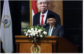 Dewan Perwakilan Rakyat Daerah (DPRD) Provinsi DKI Jakarta berharap usulan Perubahan Perda Nomor 5 Tahun 2010 tentang Lembaga Musyawarah Kelurahan (LMK) dapat menggenjot pengabdian kepada masyarakat, hingga penyesuaian untuk para anggotanya. Fraksi Partai Gerindra DPRD DKI Jakarta dalam pandangannya terhadap revisi tersebut, mendorong agar pembahasan fokus pada optimalisasi tugas penyambung aspirasi masyarakat kepada lurah. Dengan demikian, maka sangat wajar jika optimalisasi itu diselaraskan dengan kenaikan honorarium bagi anggota LMK. “Maka untuk mengoptimalkan kinerja LMK lebih baik lagi, Fraksi Gerindra meminta agar honor dinaikkan,” kata Syarifudin, anggota Fraksi Gerindra DPRD DKI Jakarta pada paripurna pandangan umum fraksi di gedung DPRD DKI Jakarta, Rabu (25/10). Usulan senada juga diungkapkan Fraksi Partai Golkar DPRD DKI Jakarta. Dalam pandangannya Fraksi Golkar menilai perlunya menaikan honor anggota LMK mengingat beban kerja yang sejauh ini dinilai tidak sesuai dengan besaran honornya. “Oleh karena itu, selain penambahan masa bakti dari tiga tahun menjadi lima tahun alangkah baiknya juga memperhatikan kenaikan honor bagi anggota LMK,” ucap Jamaludin anggota Fraksi Partai Golkar DPRD DKI Jakarta. Selain masa bhakti dan penyetaraan honor, Fraksi Partai Demokrat DPRD DKI Jakarta dalam pandangannya meminta revisi Raperda tentang LMK mampu memperkuat fungsi yang selama ini dinilai belum optimal. “Dalam praktiknya LMK belum dapat melaksanakan tugasnya secara optimal, sehingga LMK dapat menjalankan fungsinya sebagai wadah kelembagaan Demokrasi di tingkat akar rumput,”ucap Neneng Hasanah, anggota Fraksi Demokrat DPRD DKI Jakarta. Fraksi Partai Amanat Nasional (PAN) DPRD DKI Jalarta dalam pandangannya menyoroti kemitraan antara anggota LMK dan Kelurahan perlu ditingkatkan dan berorientasi pada pemenuhan kebutuhan dan pelayanan masyarakat. “Sejatinya dalam menjalankan tugas dan fungsi LMK harus bermitra dan bekerjasama dengan Lurah dan jajaran Kelurahan. Semua bidang pembangunan yang terkait dengan masyarakat harus bermitra dan bekerjasama dengan LMK,” tutur Bambang Kusumanto, Ketua Fraksi PAN DPRD DKI Jakarta. Lalu Fraksi Partai Solidaritas Indonesia (PSI) DPRD DKI Jalarta dalam pandangannya menilai perlunya perubahan pada pasal-pasal yang berorientasi pada asas pemaksimalan pelayanan. “Perlu kiranya perubahan pada pasal-pasal mengikuti asas pemaksimalan pelayanan dan peningkatan sumber daya manusia, dengan memasukan keterlibatan pemuda dalam LMK sebagai kesinambungan dan representasi masyarakat,” kata William Aditya Sarana, Ketua Fraksi PSI DPRD DKI Jakarta. Sebelumnya, di rapat paripurna penyampaian usulan revisi Perda tentang LMK, Pj Gubernur DKI Jakarta Heru Budi Hartono menjelaskan, perubahan dilakukan mengingat perlu adanya penyesuaian masa jabatan, serta larangan rangkap jabatan jajaran LMK. “Pengurus LKD dilarang merangkap jabatan pada LKD lainnya dan dilarang menjadi anggota salah satu partai politik. Serta masa bhakti anggota yang selama ini hanya tiga tahun tidak sesuai dengan Permendagri Nomor 18 Tahun 2018. Dimana pengurus LKD memegang jabatan selama lima tahun terhitung sejak tanggal ditetapkan,” ungkapnya.