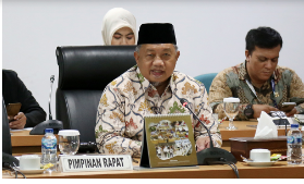 Sebanyak 29 rancangan peraturan daerah (Raperda) disepakati sebagai program pembentukan peraturan daerah (Propemperda) untuk dibahas tahun 2024 mendatang. Jumlah tersebut sudah diperhitungkan dengan pertimbangan prioritas untuk dibahas dan disahkan menjadi peraturan daerah (Perda). Wakil Ketua Badan Pembentukan Peraturan Daerah (Bapemperda) DPRD Provinsi DKI Jakarta Abdurrahman Suhaimi meminta jajarannya termasuk Satuan Kerja Perangkat Daerah (SKPD) pengusul Raperda untuk mempersiapkan seluruh persyaratan yang dibutuhkan. Salah satunya Naskah Akademik agar pembahasan bisa berjalan sesuai jadwal yang telah ditetapkan. “Ya tentu kita minta pertama persiapan eksekutif yang mengusulkan supaya bersurat ke DPRD yang belum bersurat. Kemudian akan di Paripurnakan, setelah itu, sudah menjadi ranahnya Bapemperda untuk menjadi pembahasan,” ujarnya di gedung DPRD DKI Jakarta, Kamis (26/10). Sementara itu, Kepala Bidang Peraturan Perundang-undangan Biro Hukum Pemprov DKI Jakarta Fadjar menyatakan kesiapannya untuk mendorong SKPD pengusul melengkapi semua syarat yang akan menjadi dasar pembahasan. “Alhamdulillah hari ini rapat Bapemperda antara legislatif dan eksekutif telah menyepakati 29 Raperda yang akan ditetapkan di Propemperda 2024. InsyaAllah ini akan menjadikan DKI yang lebih baik kedepannya,” ucapnya. Ke 29 Propemperda tahun 2024 mendatang antara lain, Raperda Perubahan Anggaran Pendapatan dan Belanja Daerah Tahun Anggaran 2024, Raperda Anggaran Pendapatan dan Belanja Daerah Tahun Anggaran 2025, Raperda Pertanggungjawaban Pelaksanaan Anggaran Pendapatan dan Belanja Daerah Tahun 2023, Raperda Jaringan Utilitas, dan Raperda Pengelolaan Barang Milik Daerah. Lalu, Raperda Pengendalian Lalu Lintas Secara Elektronik (PL2SE), Raperda Rencana Induk Transportasi, Raperda Pengelolaan Air Limbah Domestik, Raperda Pencabutan Perda Nomor 11 Tahun 1992 tentang Penataan dan Pengelolaan Kepulauan Seribu Kotamadya Jakarta Utara, Raperda Kawasan Tanpa Rokok, Raperda Rencana Tata Ruang Wilayah Provinsi Daerah Khusus Ibukota Jakarta, Raperda Pajak Daerah dan Retribusi Daerah, Raperda Penyelenggaraan Sistem Pangan, dan Raperda Rencana Pembangunan Industri Provinsi DKI Jakarta 2023-2043. Kemudian, Raperda Rumah Susun, Raperda Penyelenggaraan dan Pengelolaan Pendidikan, Raperda Penyelenggaraan Bantuan Hukum, Raperda Perubahan Atas Perda Nomor 3 Tahun 1986 tentang Penyidik Pegawai Negeri Sipil di Provinsi DKI Jakarta, Raperda Perubahan Atas Perda Nomor 9 Tahun 2018 tentang Perseroan Terbatas Mass Rapid Transit Jakarta (Perseroan Daerah), Raperda Fasilitasi Pencegahan, Peredaran, Penanggulangan, dan Penyalahgunaan Narkotika dan Prekursor Narkotika, serta Raperda Perseroan Terbatas Jakarta Industrial Estate Pulogadung (Perseroan Daerah). Selanjutnya, Raperda Penyertaan Modal Daerah kepada PT JIEP, Raperda Pengelolaan Air Minum, Raperda Perubahan Bentuk Hukum Perseroan Terbatas Transjakarta Menjadi Perseroan Terbatas Transjakarta (Perseroan Daerah), Raperda Pemberian Insentif dan Kemudahan Investasi di Provinsi DKI Jakarta, Raperda Rencana Pembangunan Jangka Panjang Daerah Jakarta Tahun 2025 – 2045, Raperda Penguatan Ideologi Pancasila, Pemajuan Kebudayaan Betawi, serta Raperda Penyelenggaraan Pembangunan Keluarga.