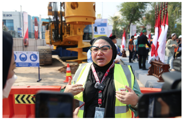 Dewan Perwakilan Rakyat Daerah (DPRD) Provinsi DKI Jakarta mendukung dilanjutkannya pembangunan Light Rail Transit (LRT) Jakarta fase 1B rute Velodrome-Manggarai. Wakil Ketua DPRD DKI Jakarta Rany Mauliani berharap dengan dibangunnya LRT di rute tersebut dapat menjadi andalan warga mengingat integrasi antar moda yang telah ada di Stasiun KRL Manggarai. “Harapannya yang pasti memberikan service terbaik untuk masyarakat dalam bidang transportasi, serta bisa mengatasi masalah-masalah di Jakarta khususnya kemacetan, dan polusi,” Ujarnya saat menghadiri Groundbreaking pembangunan LRT fase 1B di kawasan Velodrome, Jakarta Timur, Senin (30/10). Pada kesempatan itu juga Rany mengimbau PT Jakarta Propertindo (Jakpro) sebagai penyelenggara proyek tersebut mampu berkomitmen mengoptimalkan kinerja sehingga seluruh proses pembangunan dapat berjalan dengan lancar dan rampung sesuai waktu yang telah ditetapkan. “Mudah-mudahan bisa berjalan dengan lancar, dan kami siap untuk mengawasi pembangunannya. Sehingga masyarakat bisa segera menikmati kerta LRT ini,” terangnya. Sementara itu, Direktur Utama PT Jakpro Iwan Takwin menyatakan siap melakukan pembangunan sesuai waktu yang telah direncanakan dan merampungkan target di tahun pertama dari stasiun Velodrome sampai stasiun Pemuda Rawamangun. “Pembangunan LRT 1B direncanakan berjalan selama tiga tahun dengan trial run terbatas ke Stasiun Rawamangun pada September tahun 2024 nanti,” ucapnya. Iwan menjelaskan, pembangunan jalur LRT fase 1B menggunakan dana APBD DKI dengan nilai investasi Rp5,5 triliun dan waktu pengerjaan selama tiga tahun sampai tahun 2026. Pada jalur fase 1B ini akan dibangun lima stasiun, masing-masing yakni Stasiun Pemuda Rawamangun, Stasiun Pramuka BPKP, Stasiun Pasar Pramuka, Stasiun Matraman, dan Stasiun Manggarai. “Setelah pembangunan Fase 1B ini selesai dan beroperasi, LRT Jakarta akan memiliki 11 stasiun dengan panjang jalur 12,2 kilometer yang dapat ditempuh selama 26 menit,” tuturnya. Iwan berharap adanya perpanjangan rute LRT ke stasiun Manggarai dapat terintegrasi dengan moda transportasi publik lainnya, seperti Kereta Commuter Line, Mikrotrans, dan Transjakarta dengan target 180 ribu penumpang perhari serta mampu meningkatkan perekonomian masyarakat sekitar stasiun. “Selain meningkatkan konektivitas antarwilayah, pembangunan LRT Fase 1B juga berpotensi meningkatkan daya saing Kota Jakarta sekaligus memberikan dampak ekonomi. Misalnya peningkatan pendapatan warga sekitar seiring dengan meningkatnya aktivitas masyarakat di sekitar stasiun,” tandasnya. Diketahui sebelumnya LRT Jakarta Fase 1A dengan rute Kelapa Gading – Velodrome telah beroperasi secara komersial sejak 1 Desember 2019 dengan bentang jalur sepanjang 5,8 kilometer dan jarak tempuh 13 menit dengan enam stasiun, yaitu Stasiun Pegangsaan Dua, Stasiun Boulevard Utara, Stasiun Boulevard Selatan, Stasiun Pulomas, Stasiun Equestrian, dan Stasiun Velodrome.